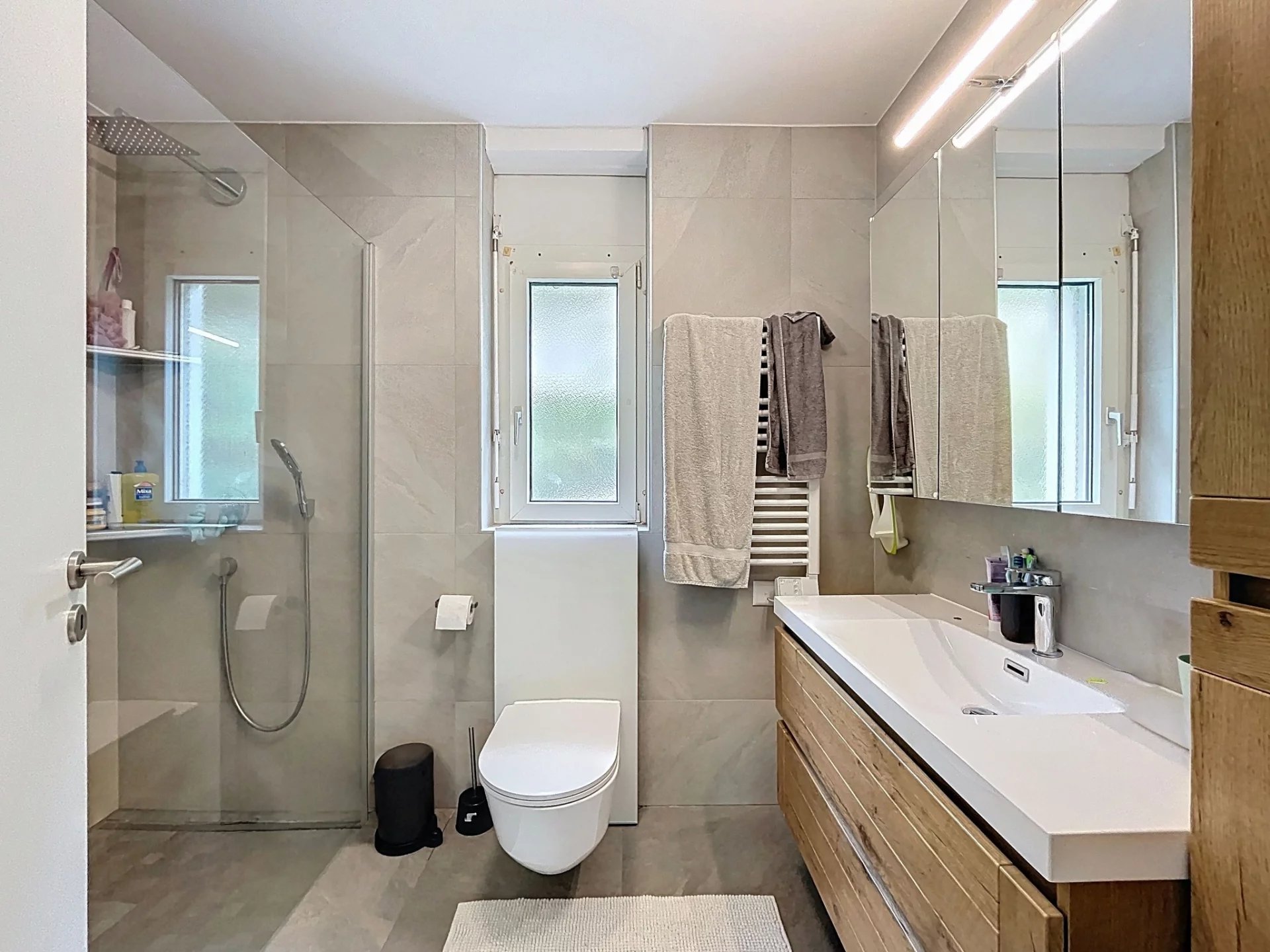 Charmante villa contiguë avec grand jardin