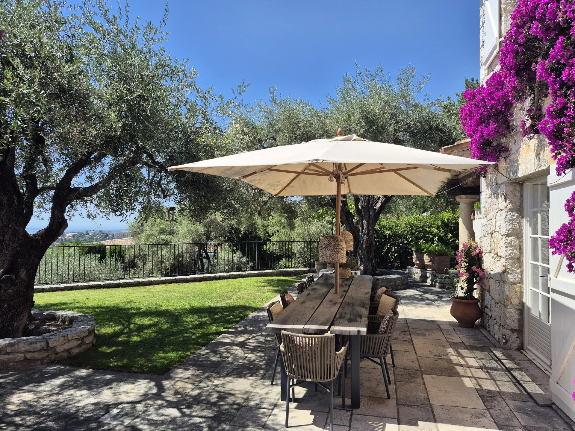  Image of Villa - 6 Bedrooms for Sale in Alpes-Maritimes-Vence-France, Image 17
