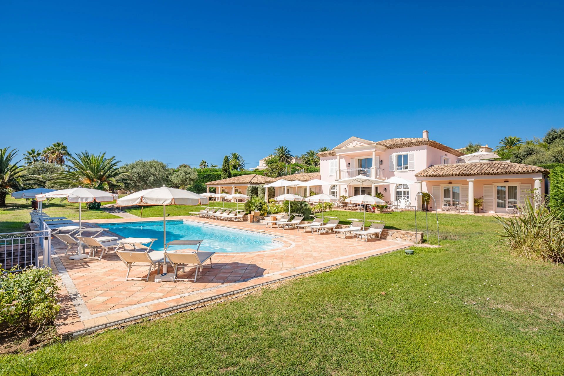 Prestigious property facing the sea, within walking distance of the beach