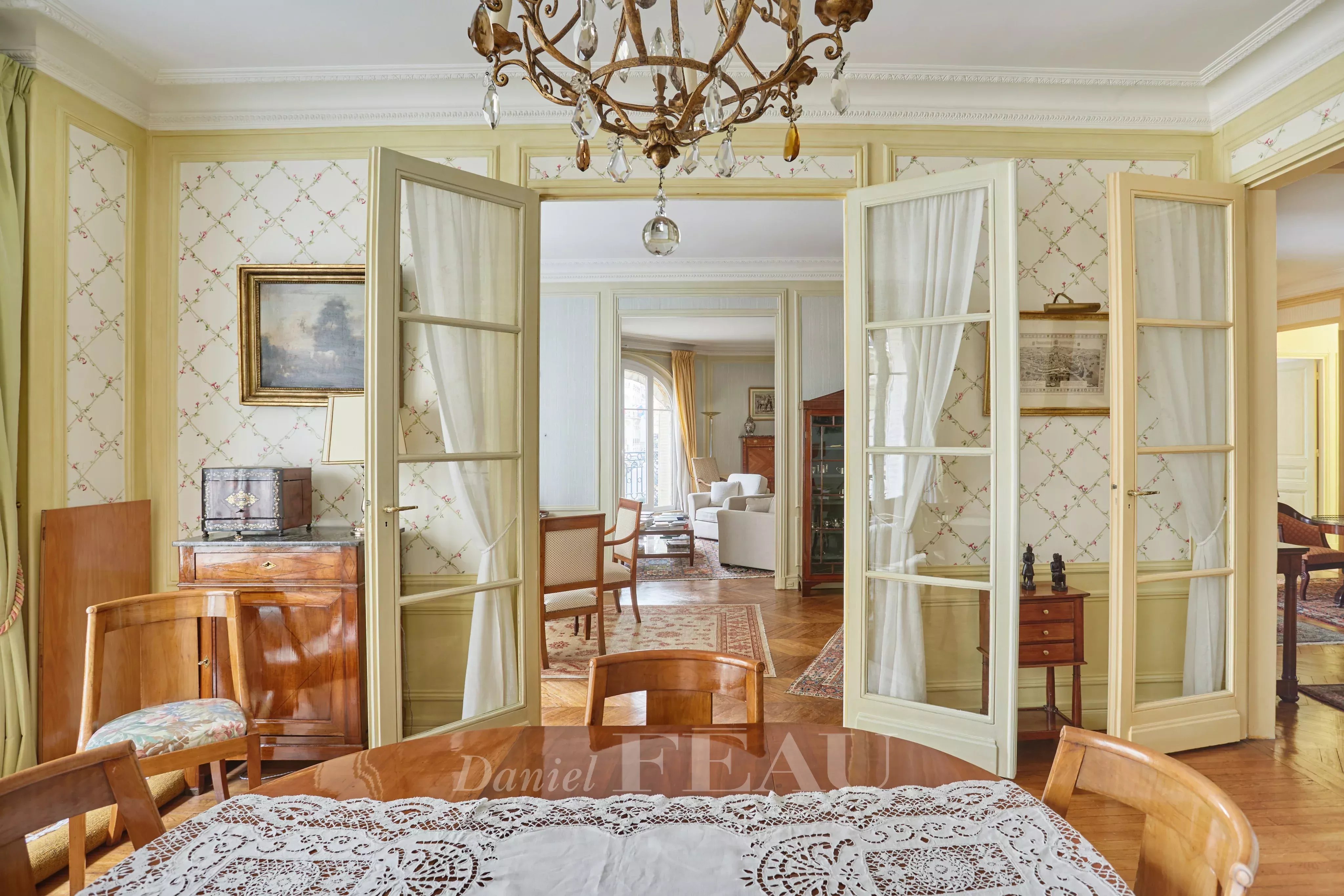 Paris XVIe - Nicolo, appartement d'angle de charme.
