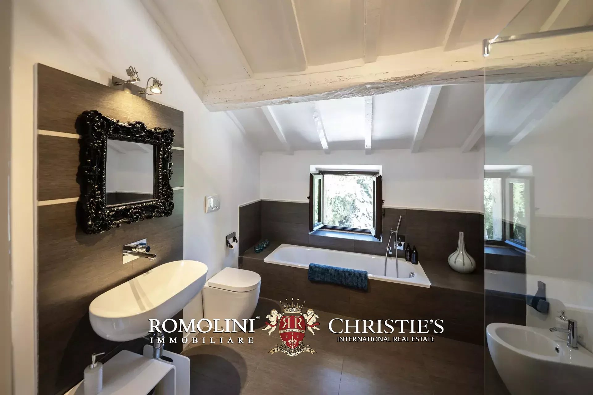 6 Bedroom Villa/Townhouse's Image 47
