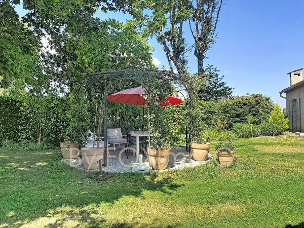 Villa 8 rooms in a quiet area, swimming pool, parking, single-story, independent studio and 2-room apartment — photo 2