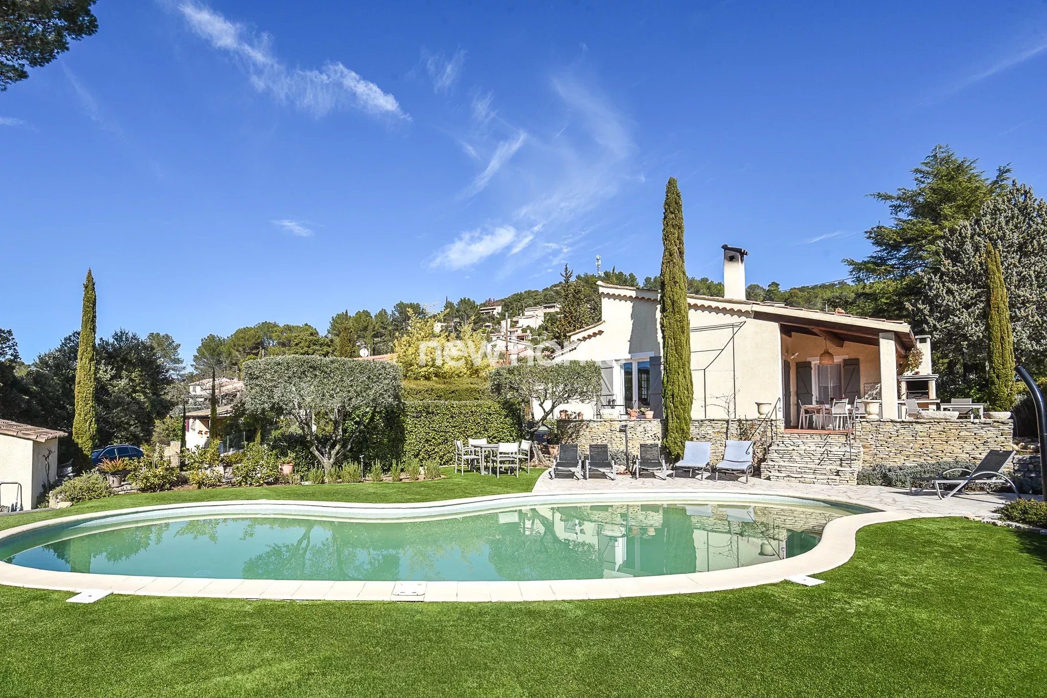 Vue panoramique exceptionnelle et à pied du village