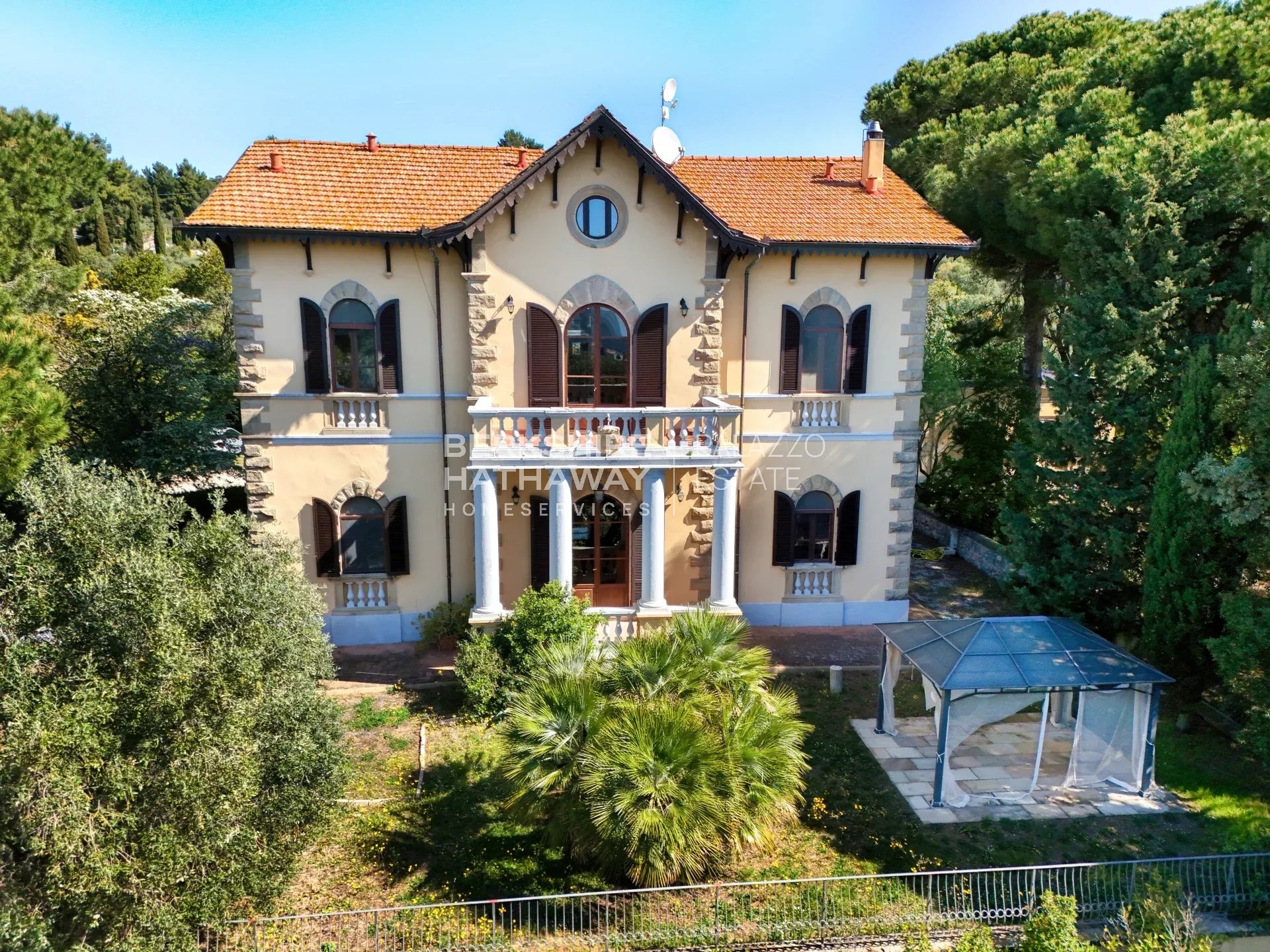 Elegante Villa d'Epoca con Vista Mare e Piscina a Riparbella