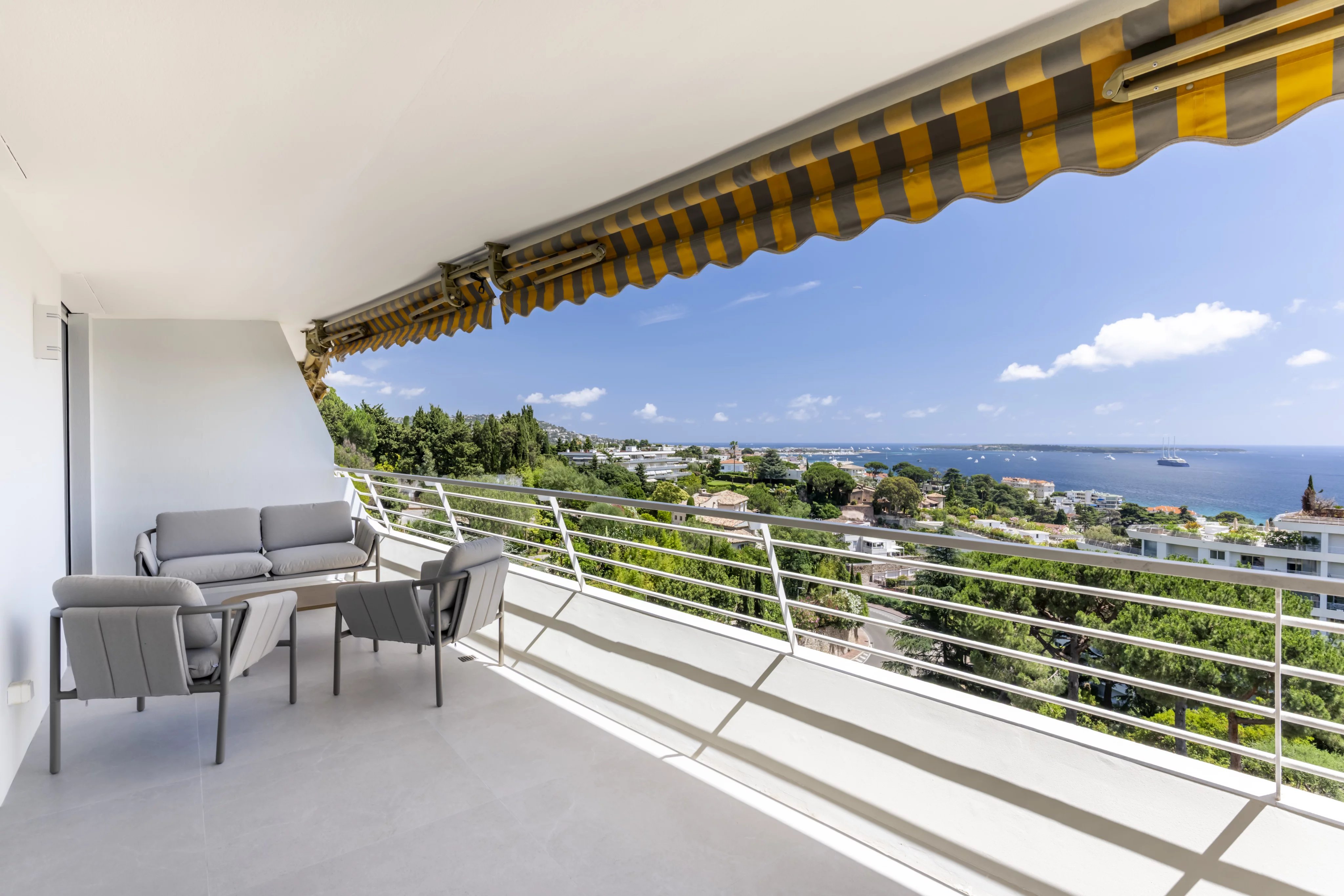 Image of Apartment - 2 Bedrooms for Sale in Alpes-Maritimes-Cannes-France, Image 2