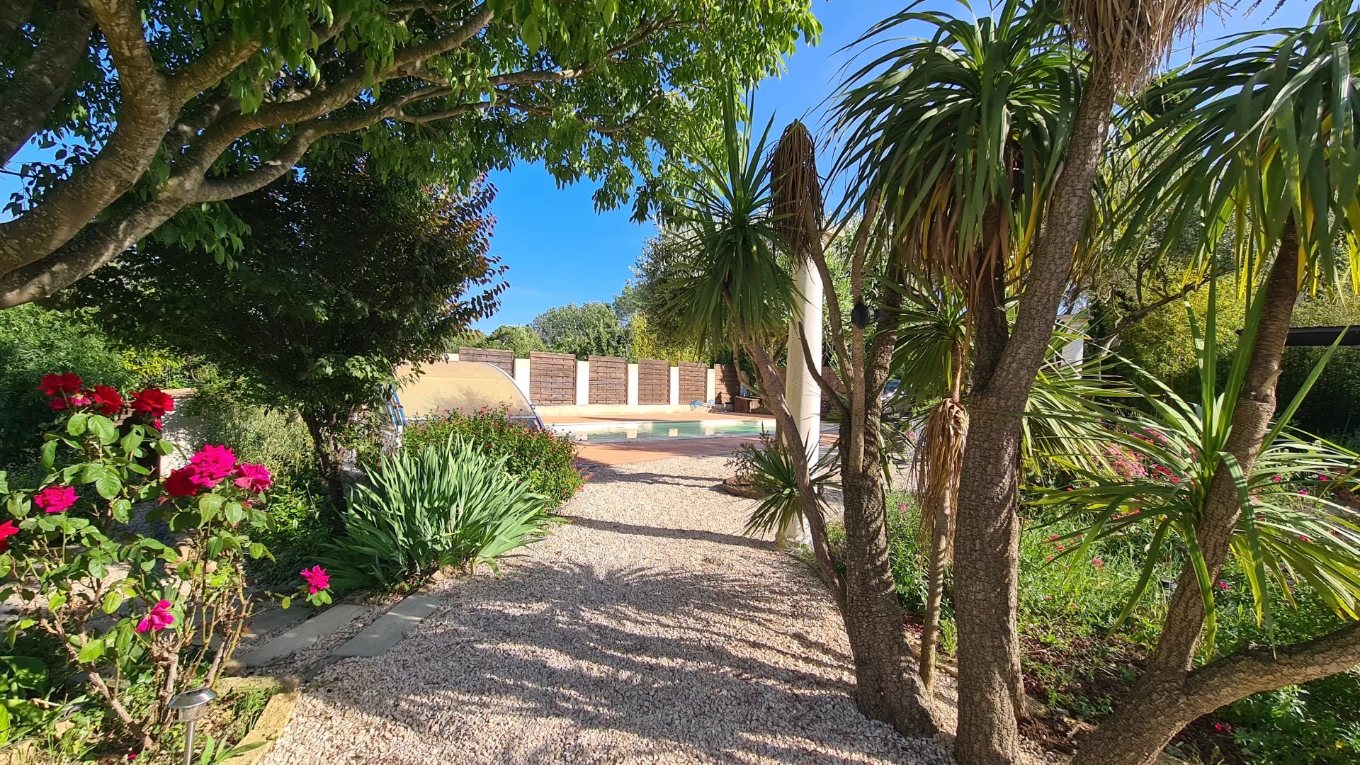Grande villa familiale avec jardin de style anglais, piscine et dépendances