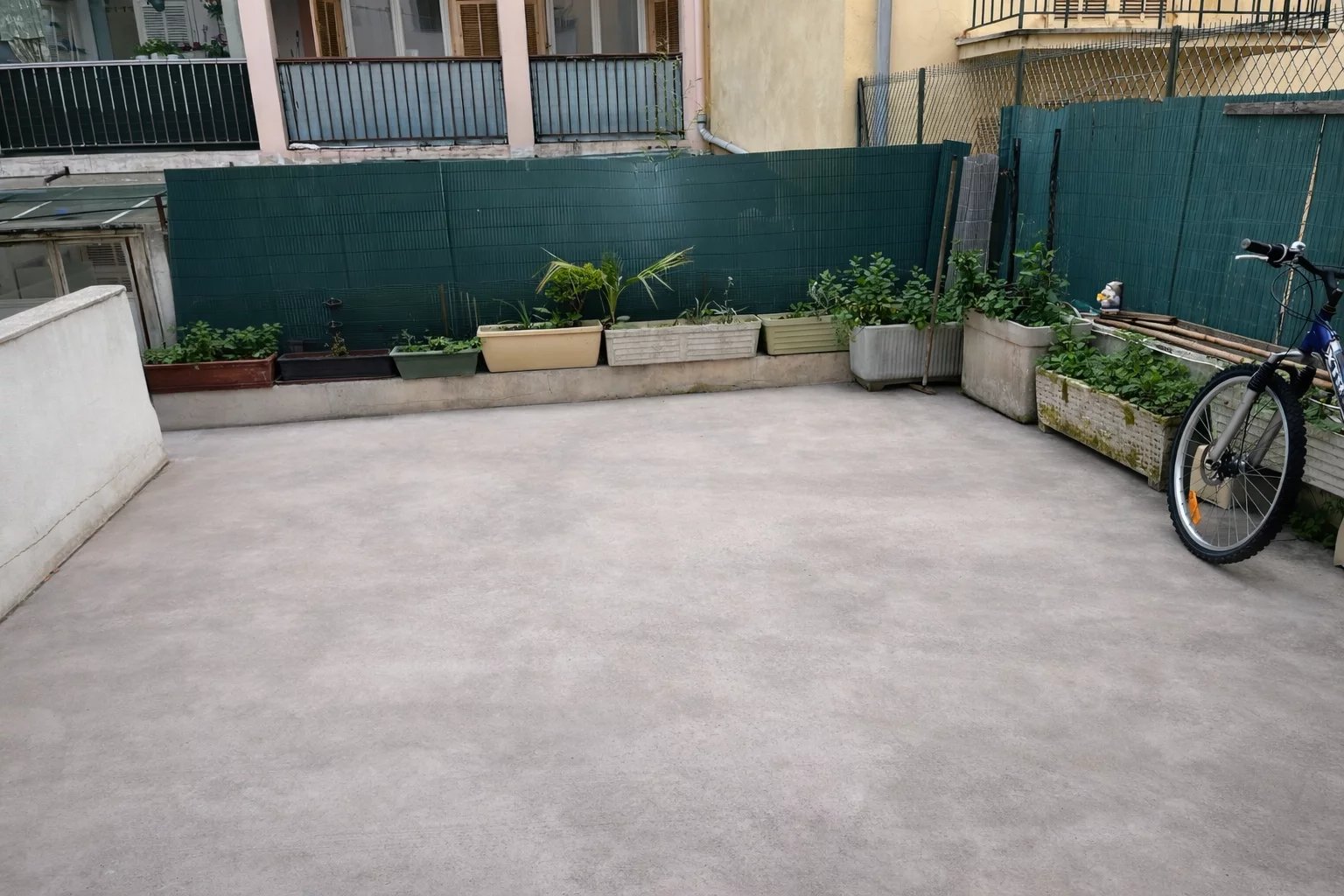 À VENDRE – Studio avec grande terrasse à rénover – Un véritable havre de paix en plein cœur de la ville