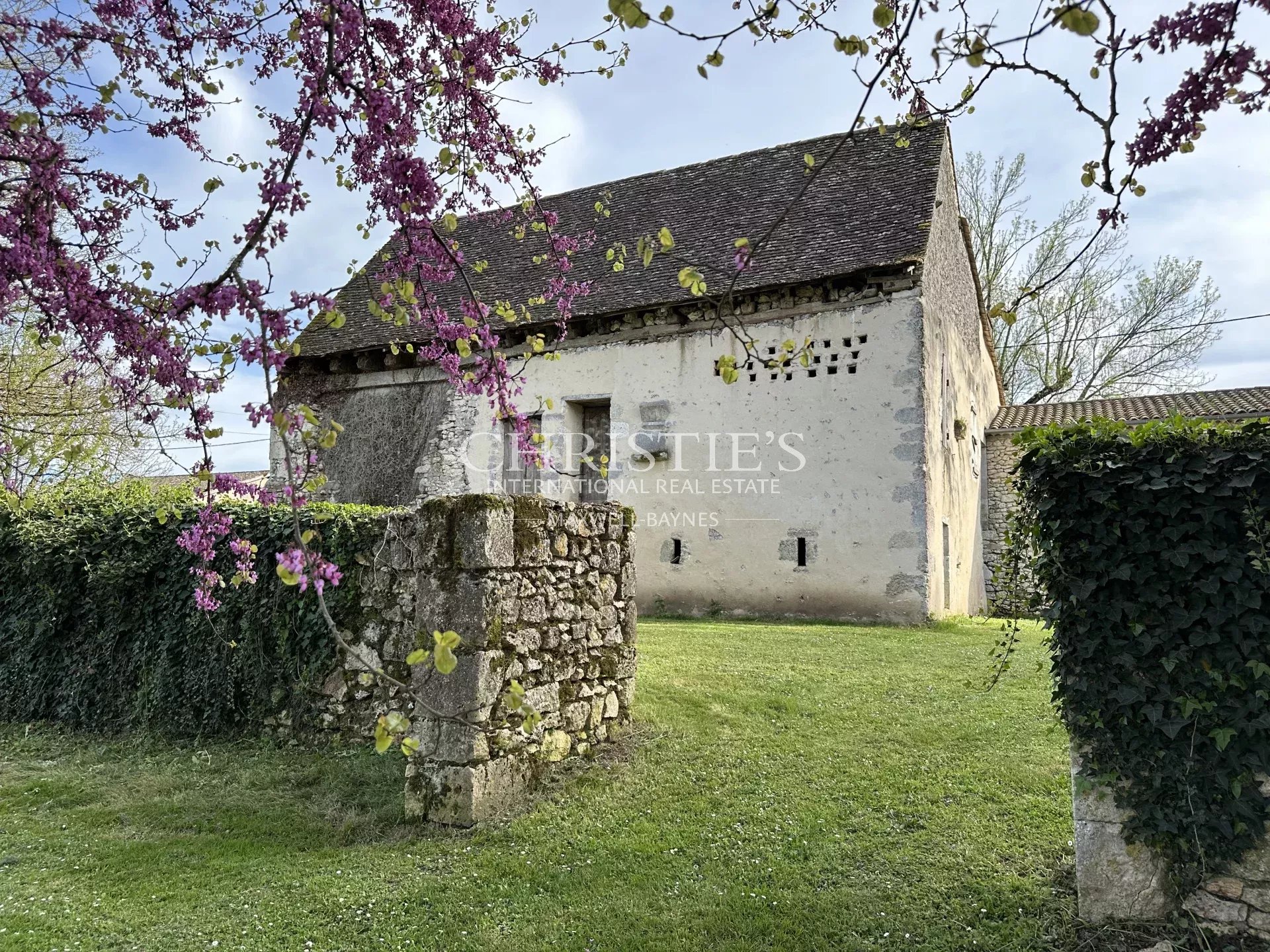 5 Bedroom Chateau's Image 27