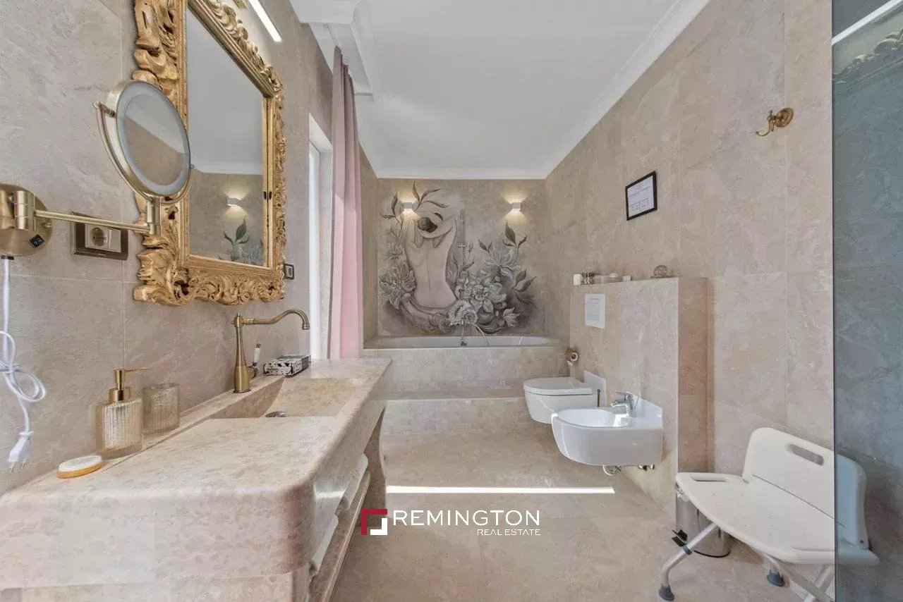 5 Bedroom Villa/Townhouse's Image 3