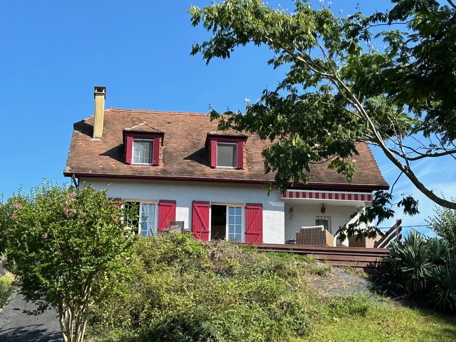 Neo-Béarnaise style house with garden and stunning views of the Pyrenees.