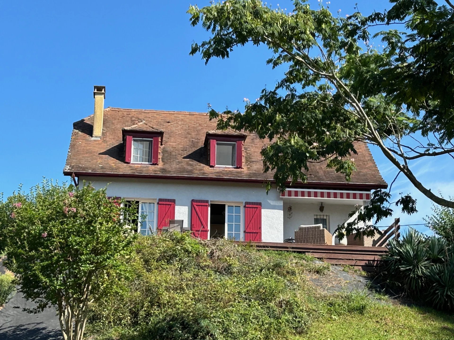 Maison néo-béarnaise avec jardin et vue époustouflante sur les Pyrénées