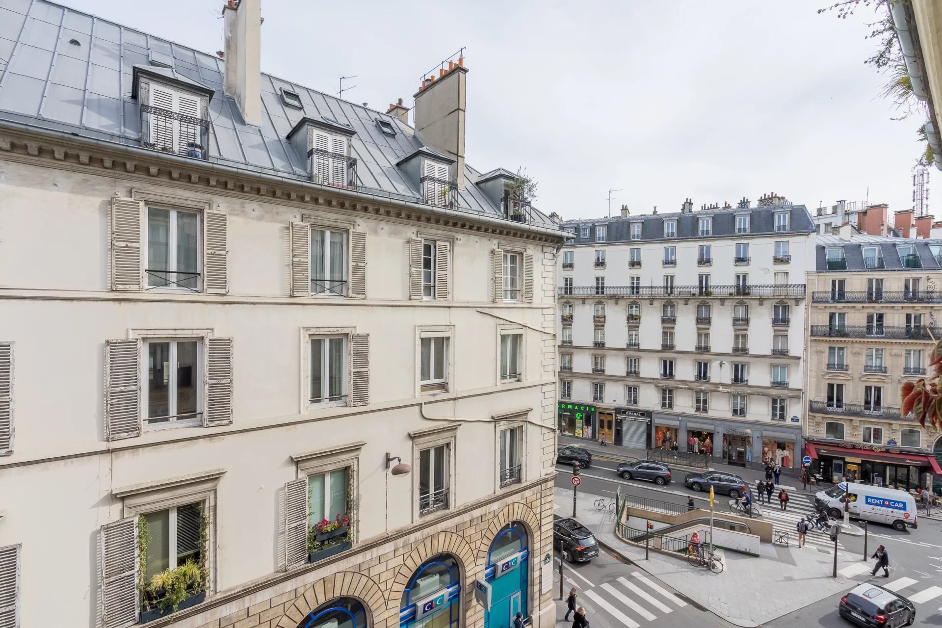 Bel appartement traversant au pied du Métro Poissonnière !