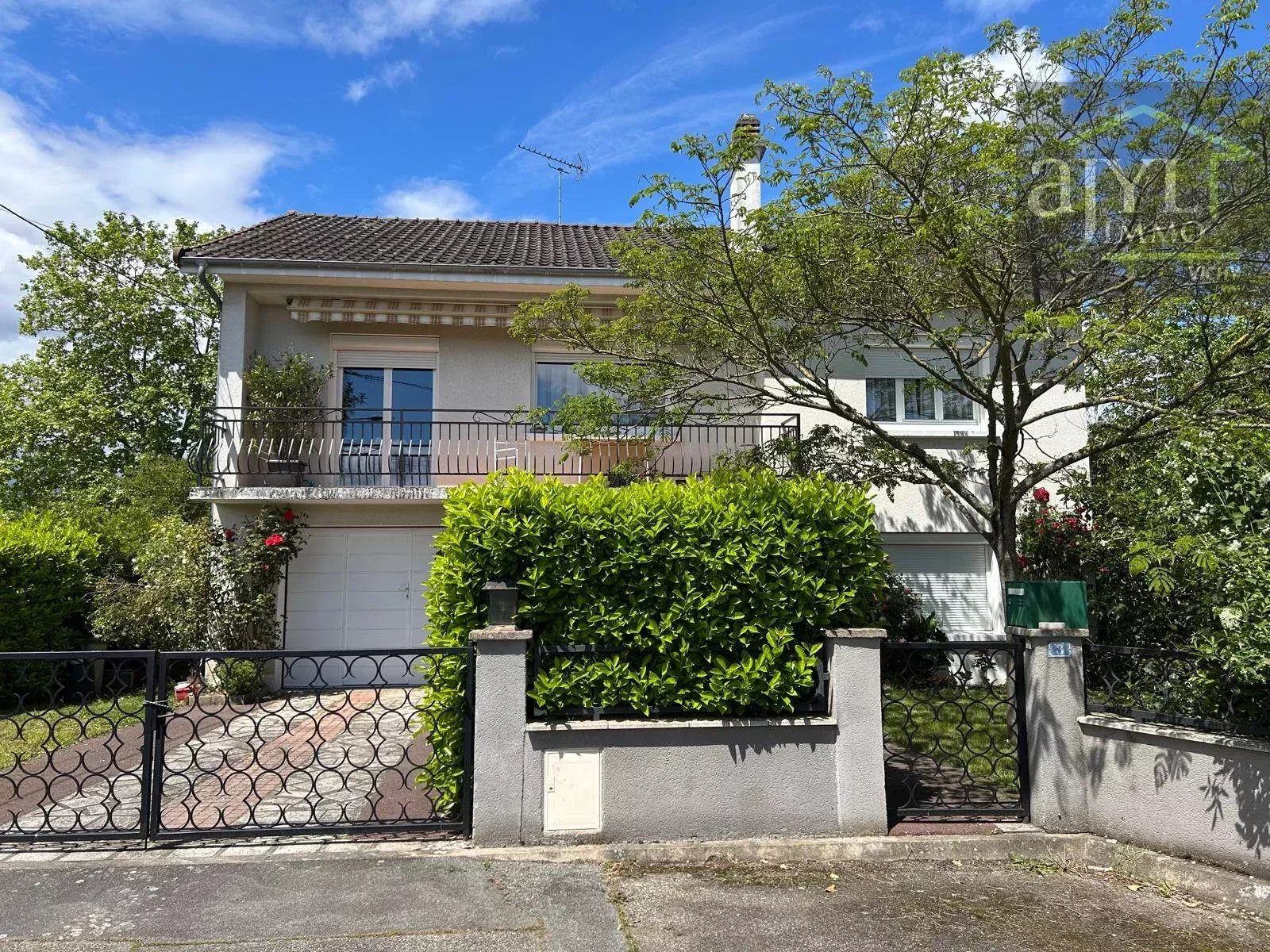 Maison lumineuse avec double garage et jardin fruitier au calme
