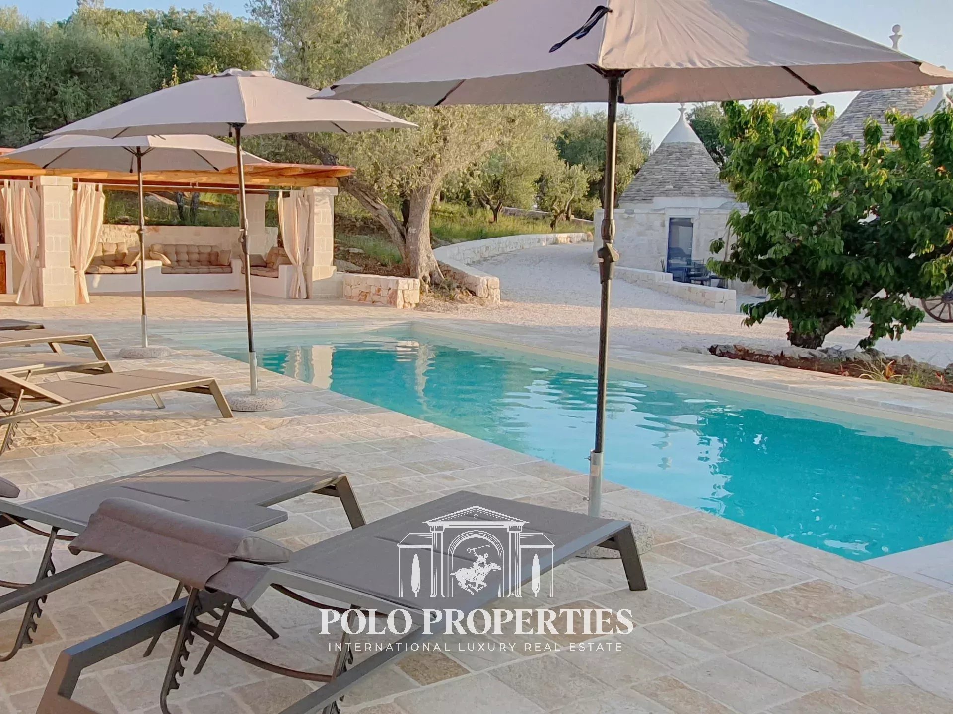 PROPRIÉTÉ DE CARACTÈRE AVEC TRULLI RESTAURÉS ET PISCINE – CAMPAGNE D’OSTUNI