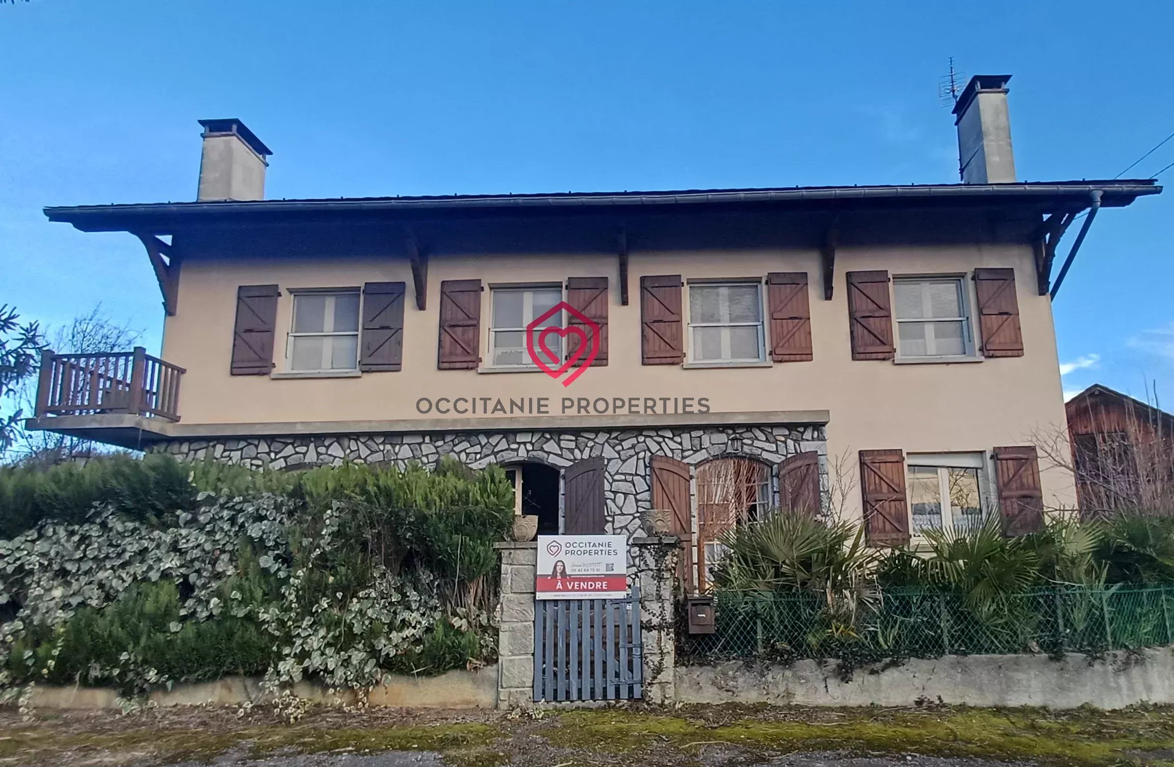 Magnifique maison avec une grande terrasse, dépendances et terrain.