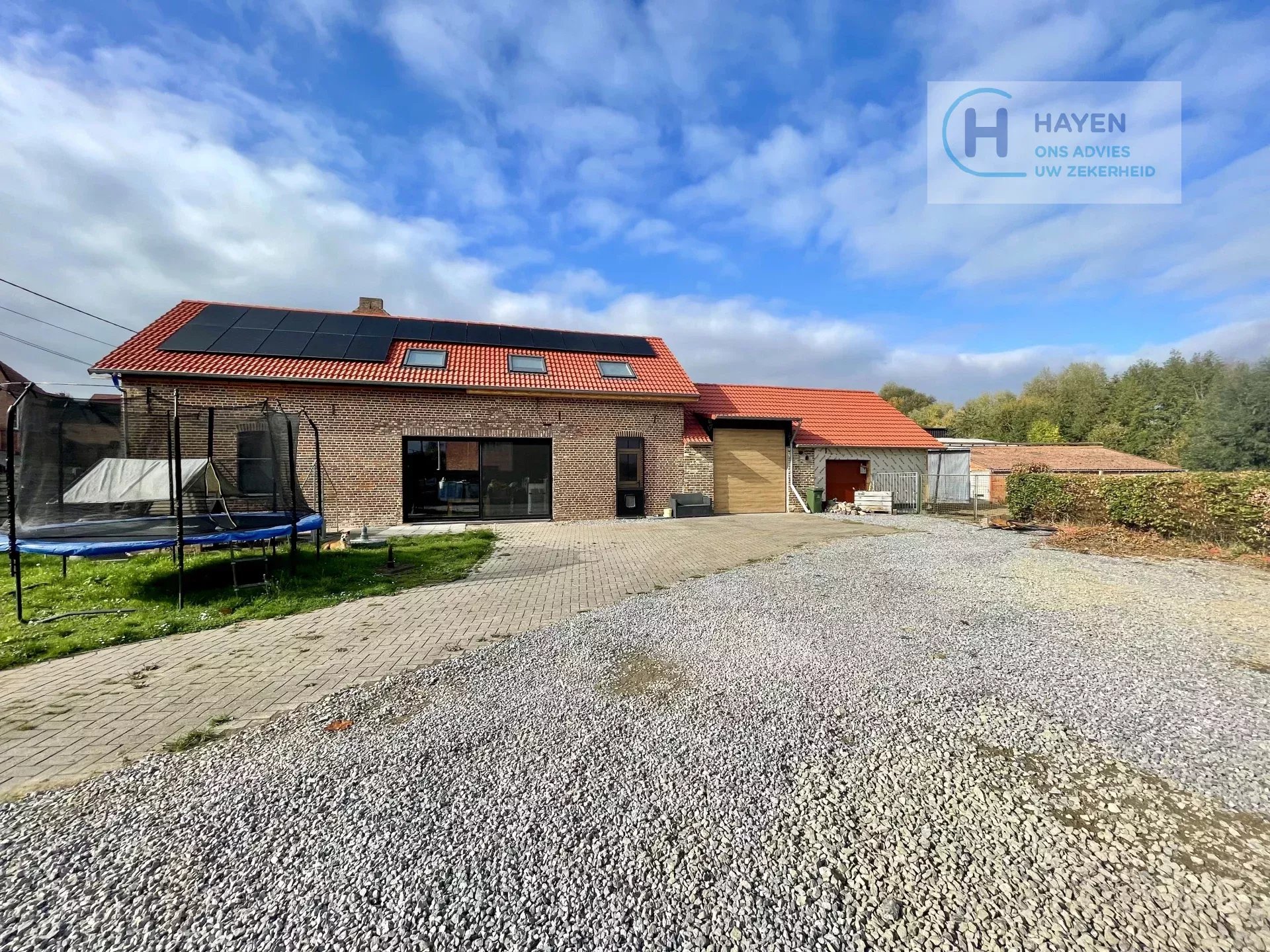 Zeer ruime woning in afwerkingsfase met veel potentieel op een groot perceel van 2.140m²