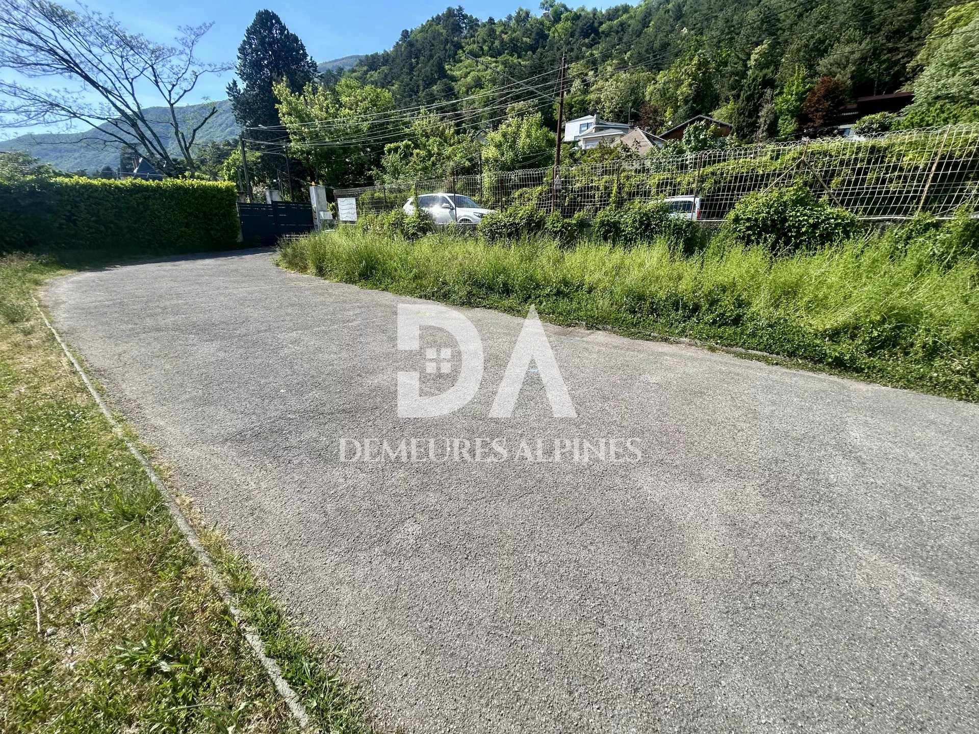 Corenc – Terrain Plat 719 m² – Emplacement Privilégié & Projet Signature - Photo 2
