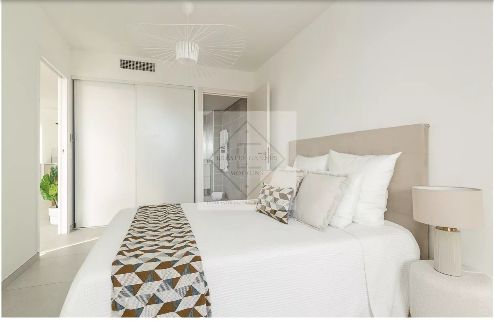 Appartement 2 pièces neuf en dernier étage — une adresse rare à deux pas de la mer, à Juan-les-Pins. - Photo 5