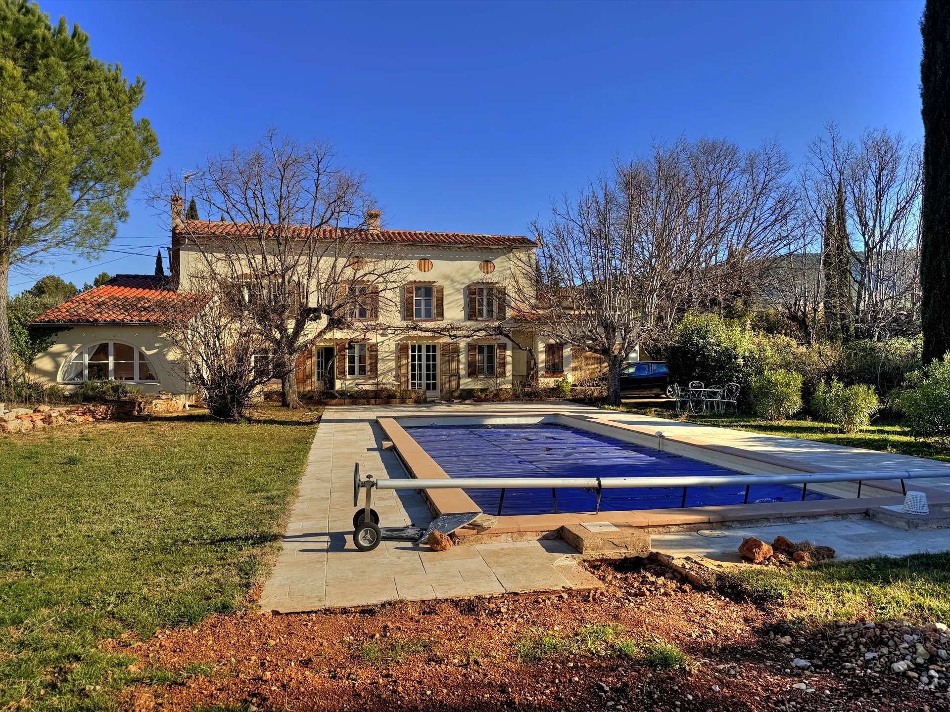 Bastide avec piscine et terrain planté d'oliviers à pieds du village AUPS