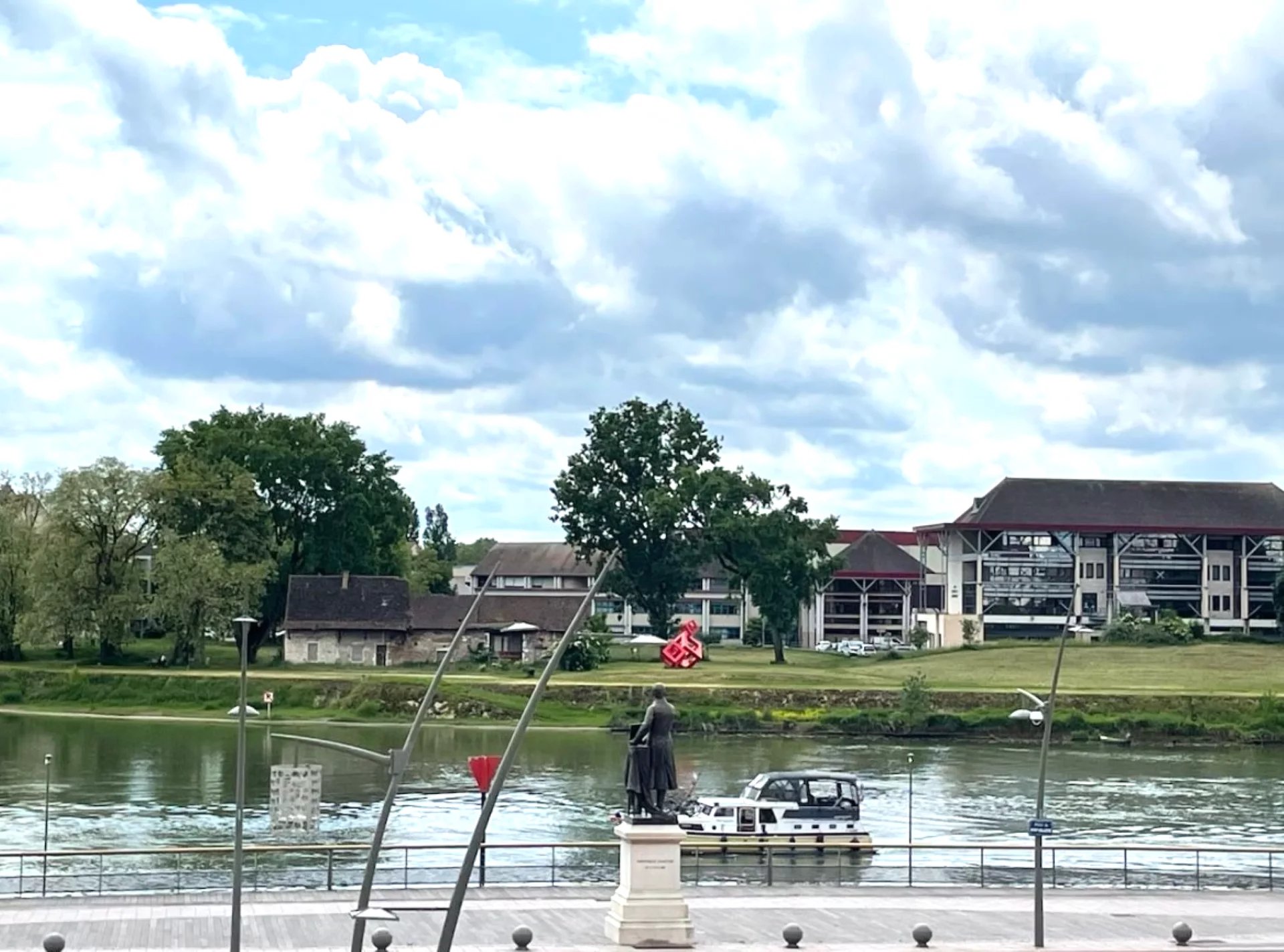 BEL APPARTEMENT HAUSSMANNIEN AVEC VUE SAONE