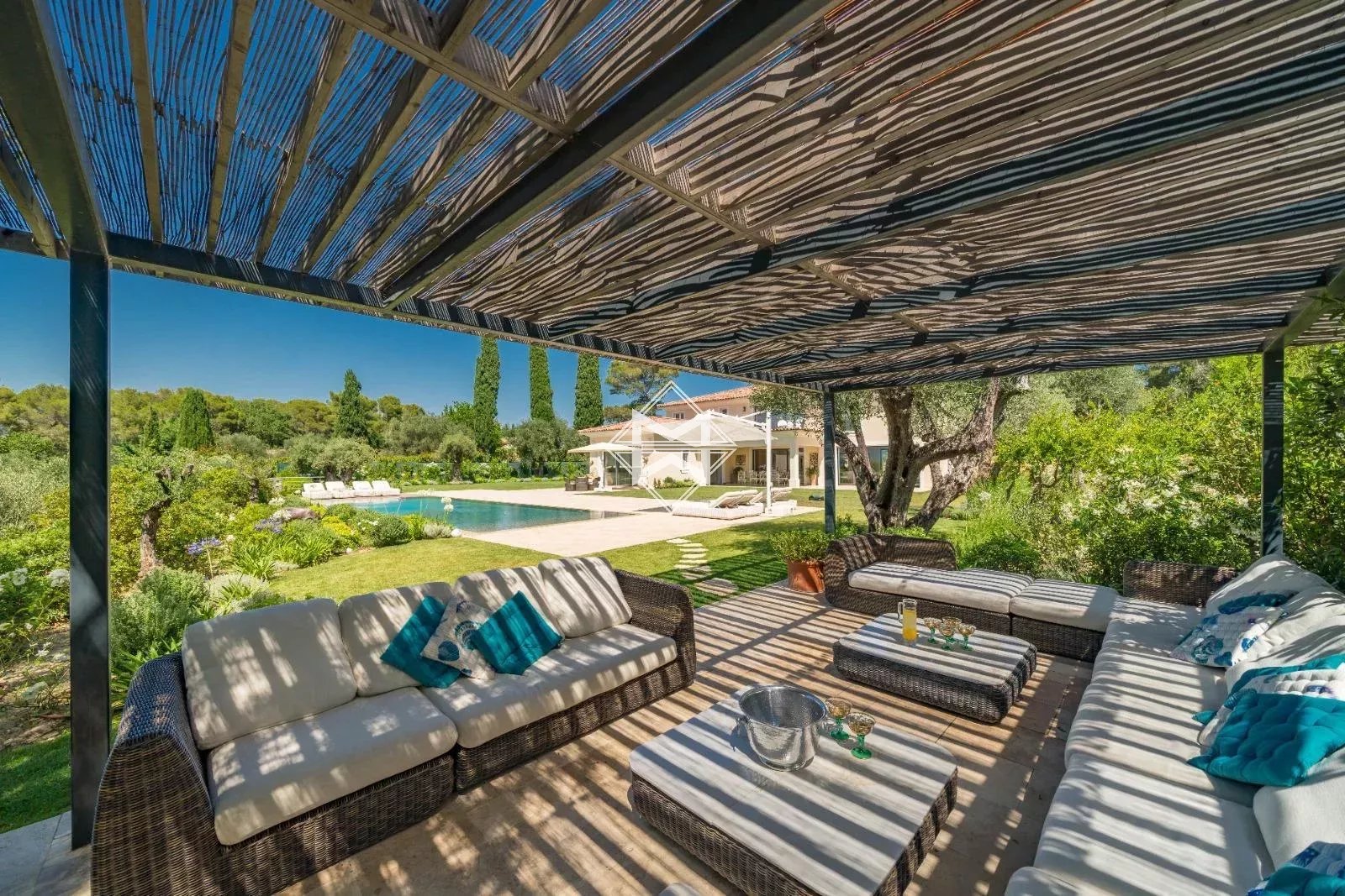 06250 MOUGINS VILLA