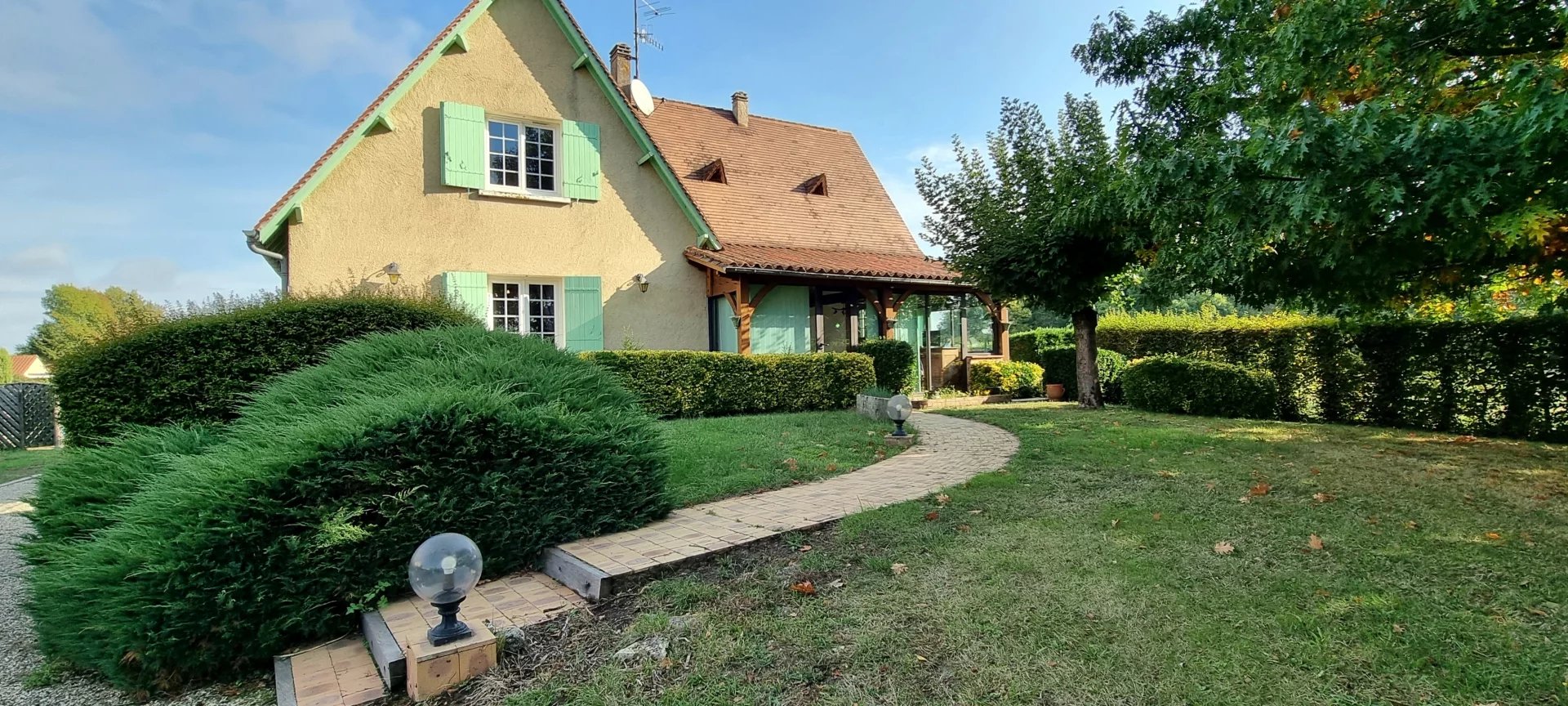 MAISON PERIGOURDINE SUR 2500 M² AVEC PISCINE ET DEPENDANCE