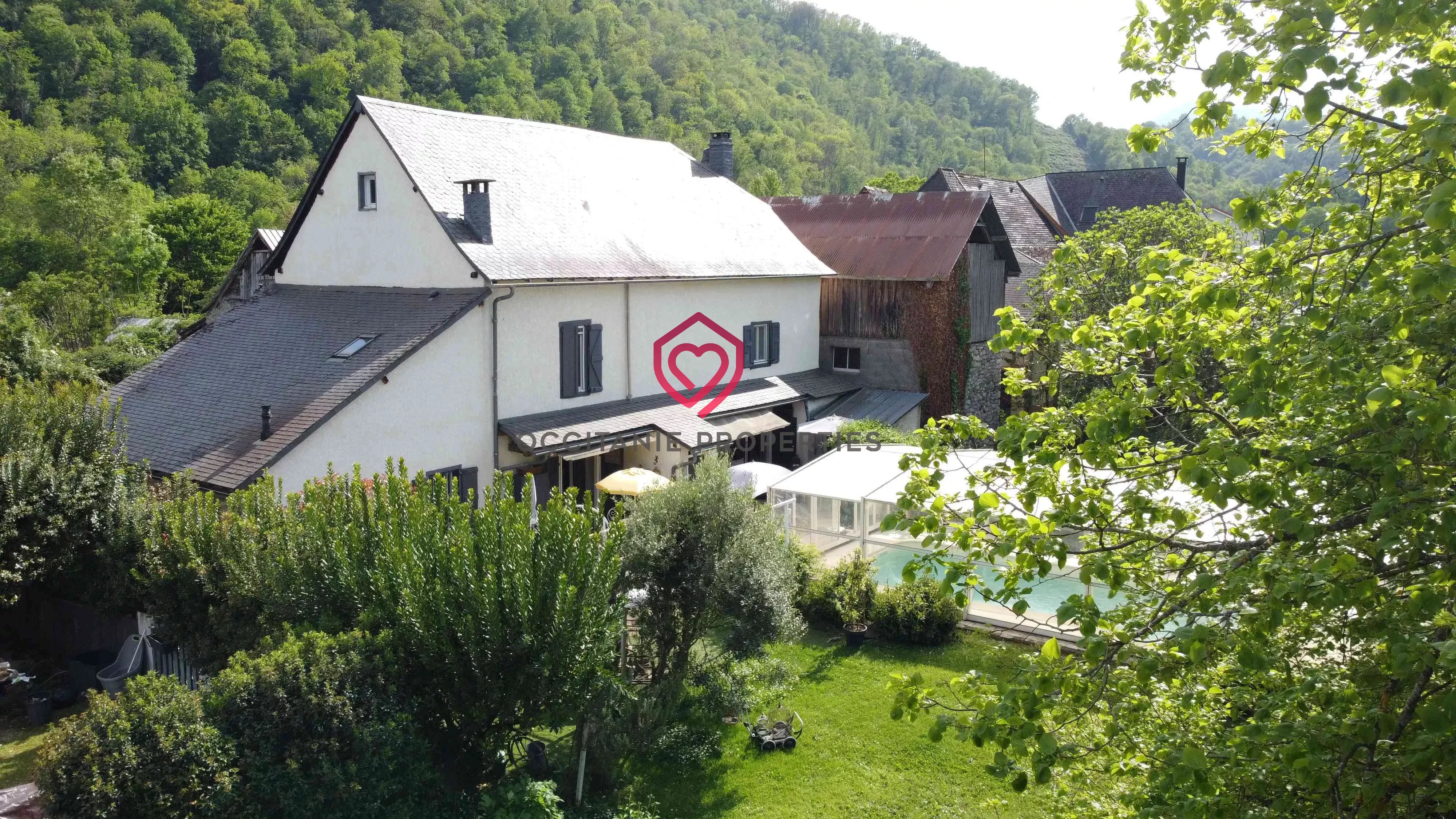 Grande maison familiale avec piscine couverte, terrain constructible et dépendances