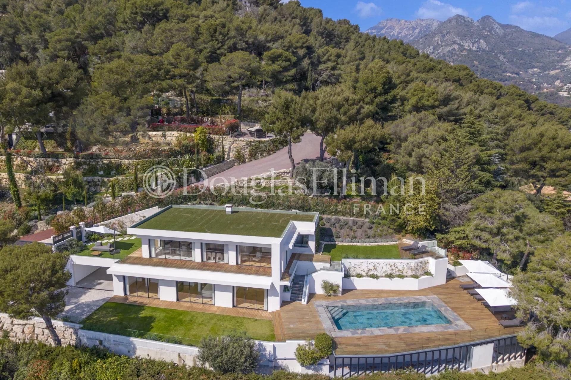 ROQUEBRUNE-CAP-MARTIN –  villa rénovée d’esprit contemporain avec vue mer - Image nᵒ2