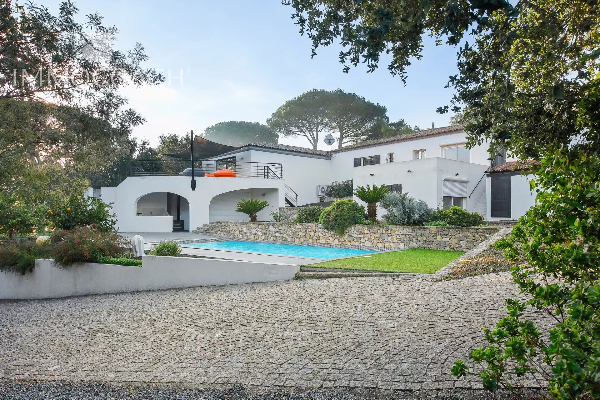 Propriété avec 2 maisons, piscine, garage