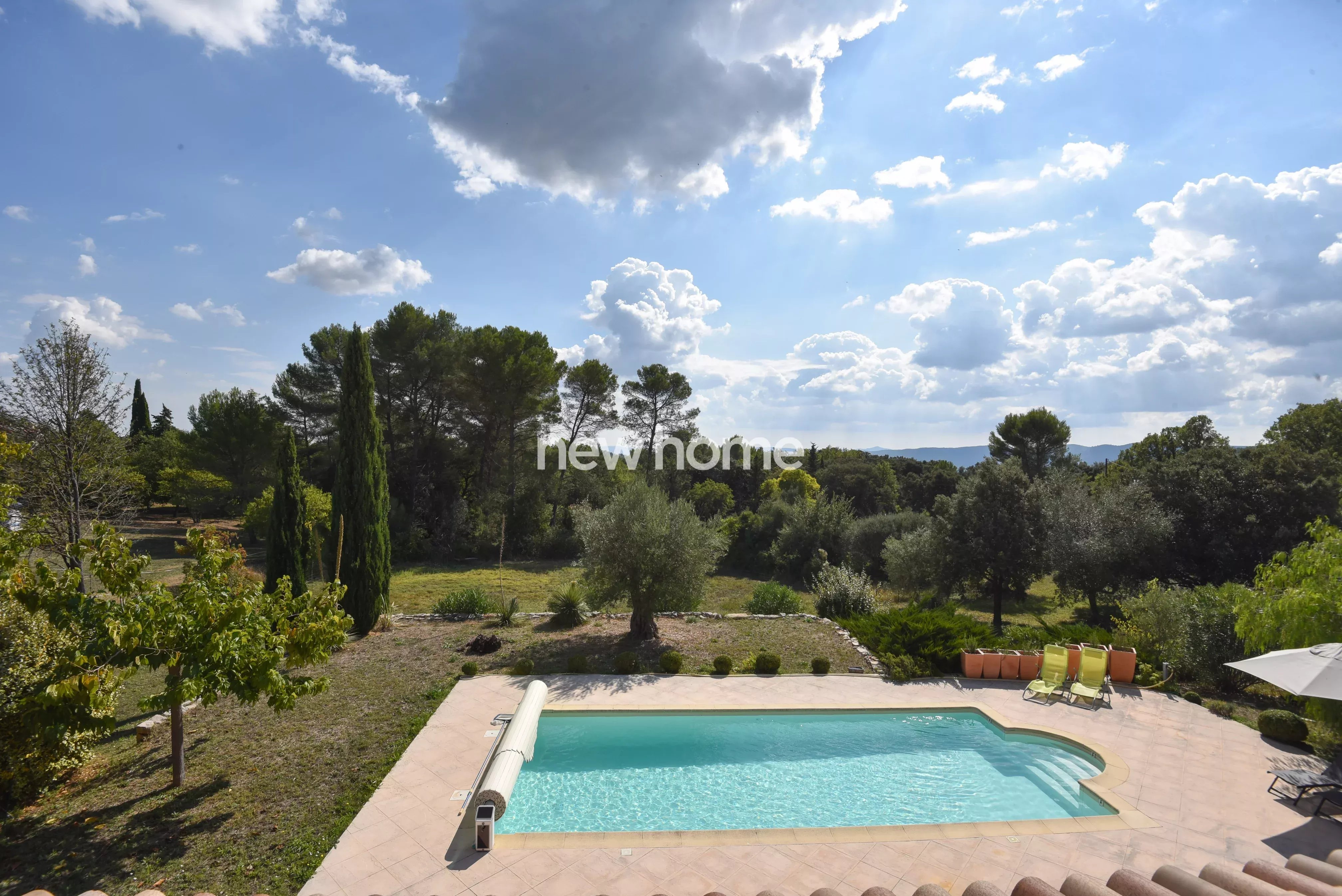 Proche de Lorgues, une villa provençale et lumineuse avec piscine et vue dégagée.