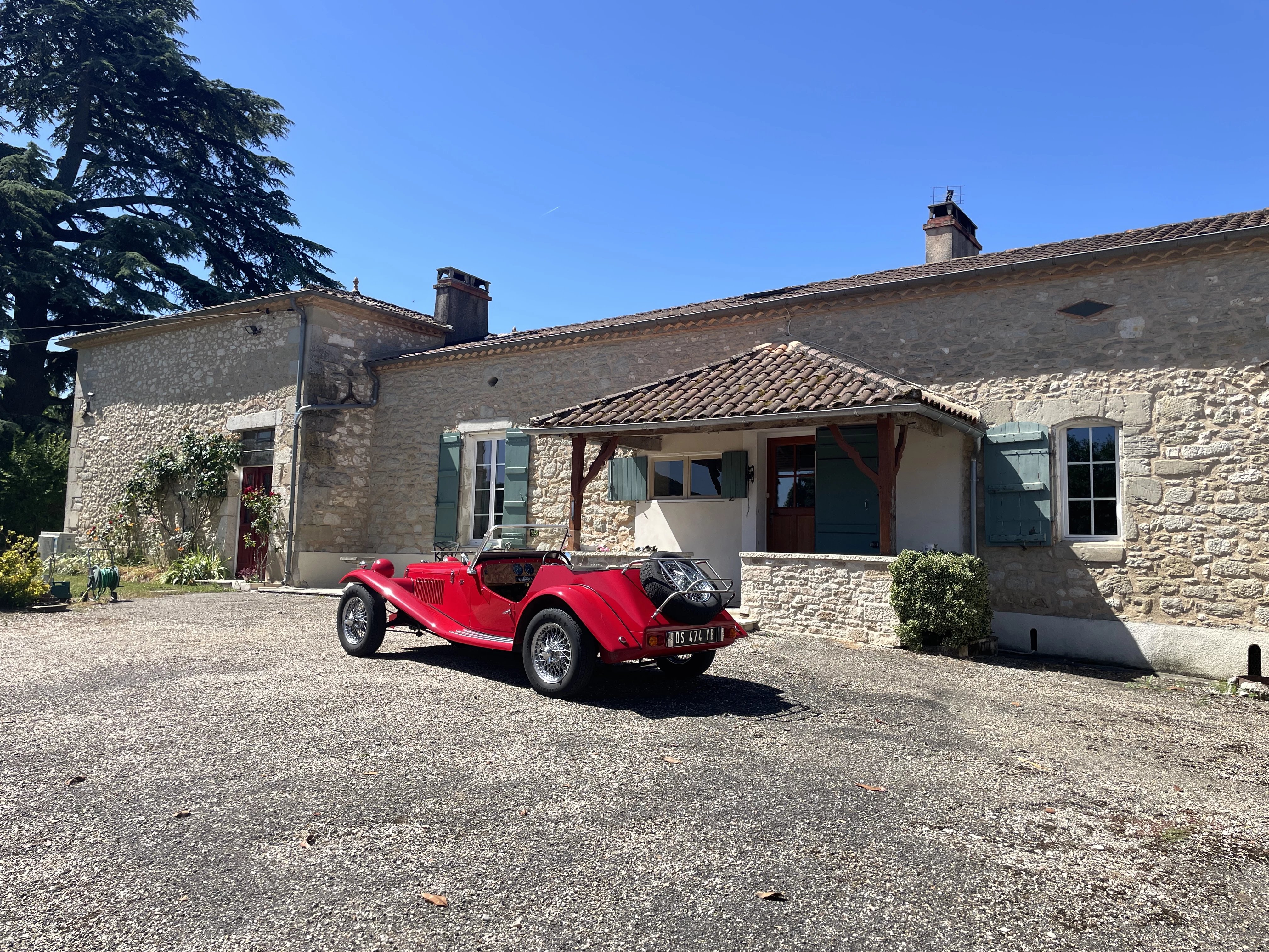 Fabuleuse ferme avec piscine et dépendances offrant du potentiel