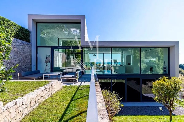 Modern Luxury Villa in Golfe-Juan with Panoramic Sea Views — photo 1