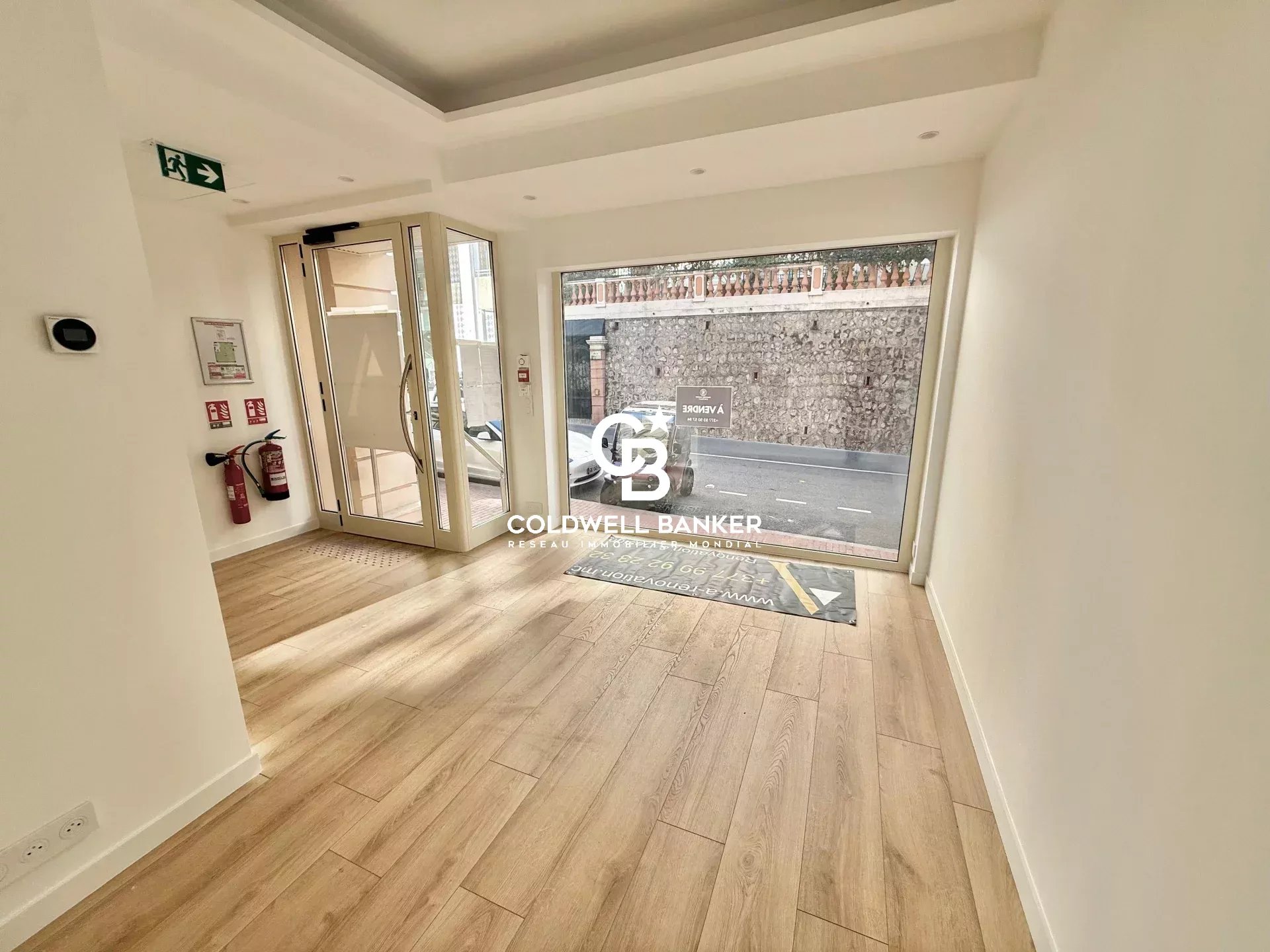 MURS COMMERCIAUX aec FDC INCLUS / LAROUSSE