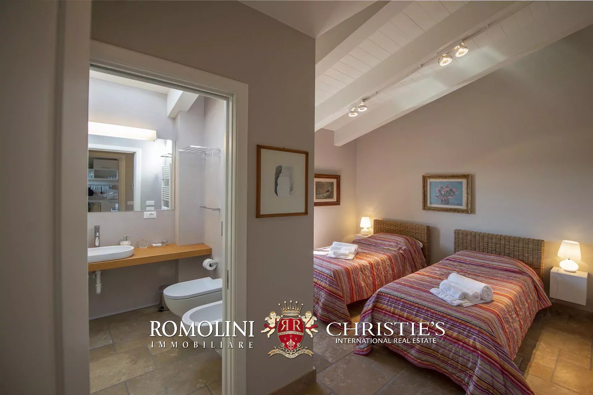 11 Bedroom Vineyard's Image 95