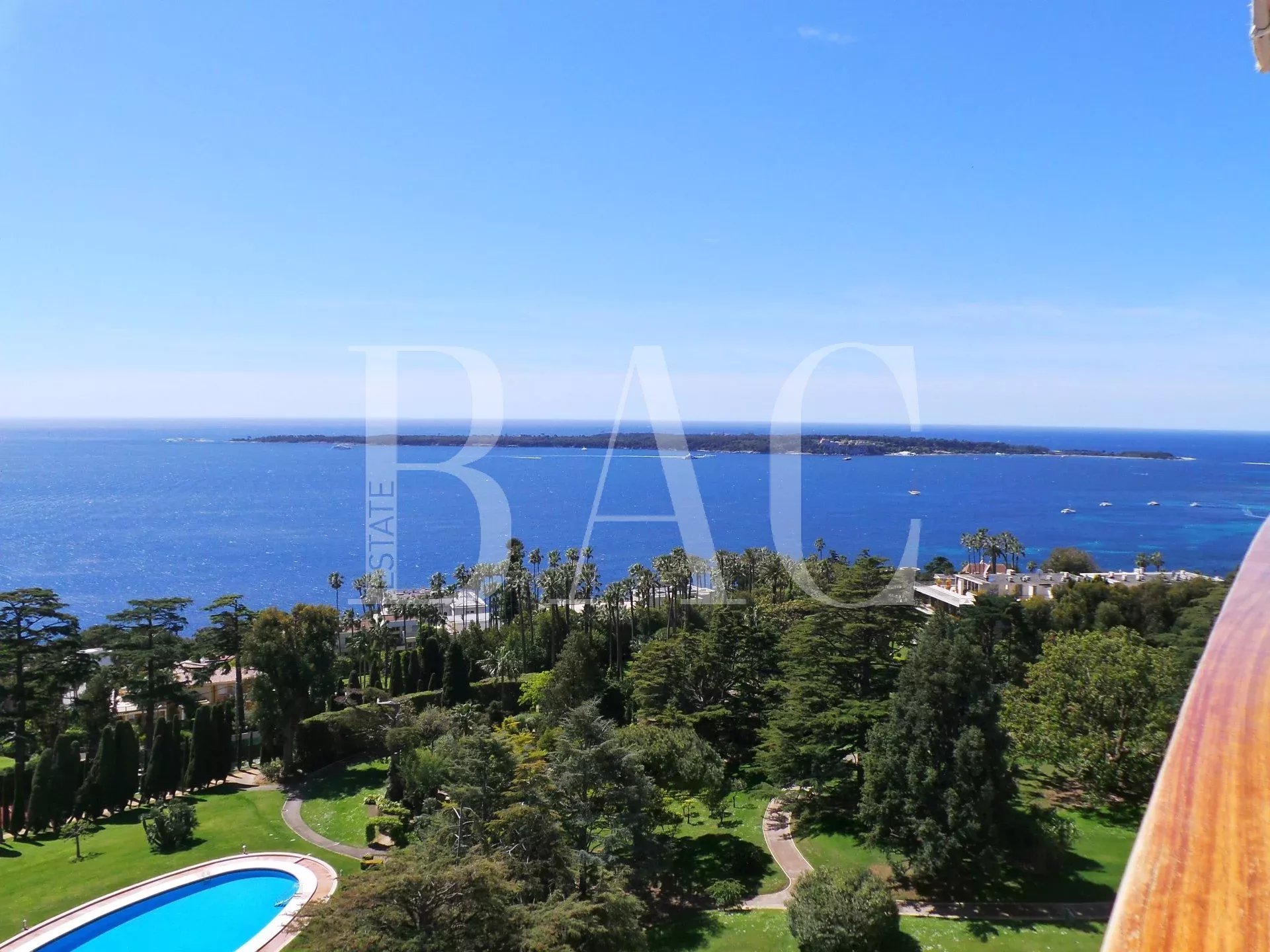 Cannes, duplex apartment on the top floor and with panoramic sea view