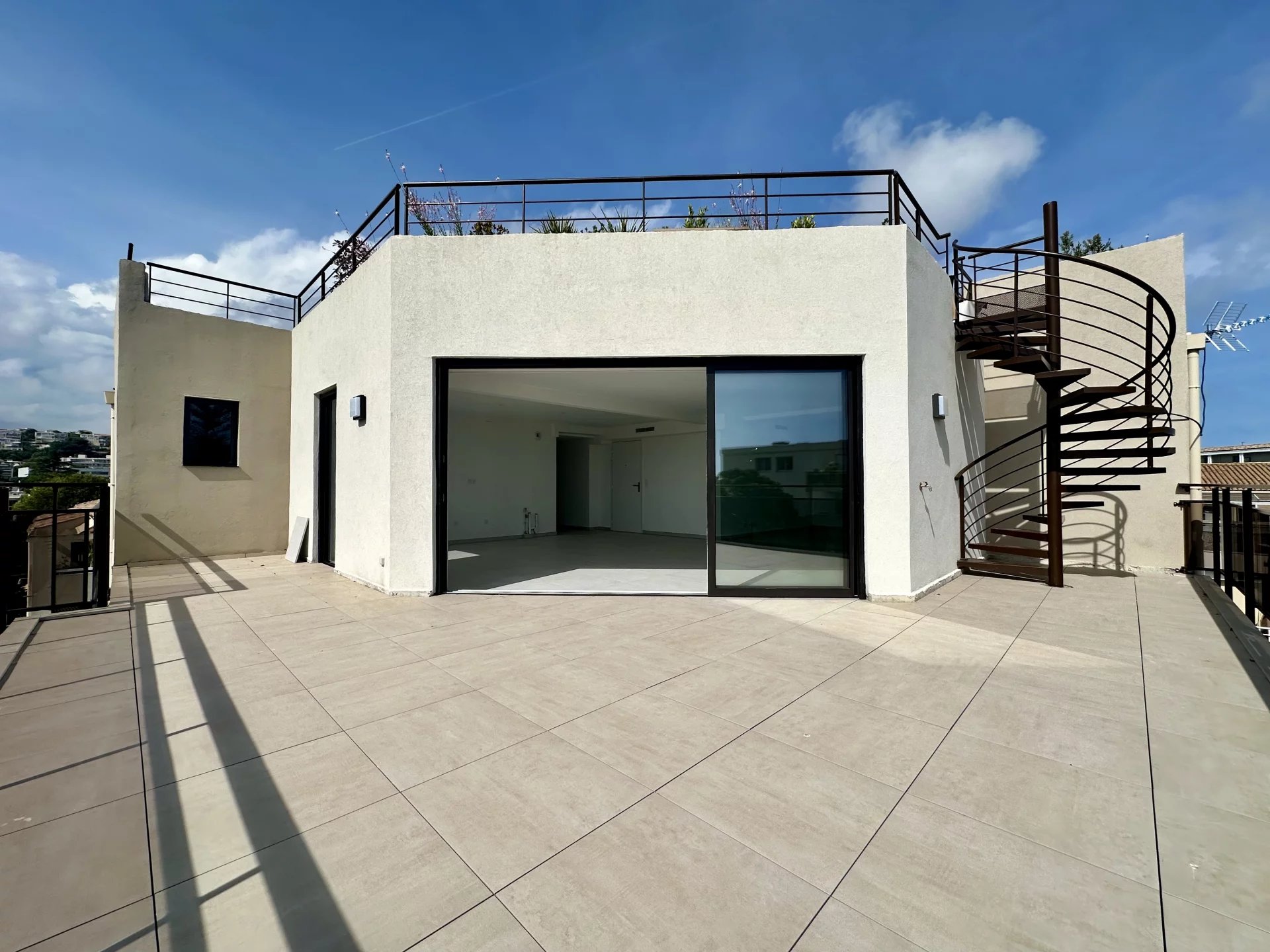 4P – 132,35 m² + terrasse 32 m² + solarium 48 m² – Dernier étage – Saint-Laurent-du-Var – Ascenseur privatif / Double parking / Jamais habité