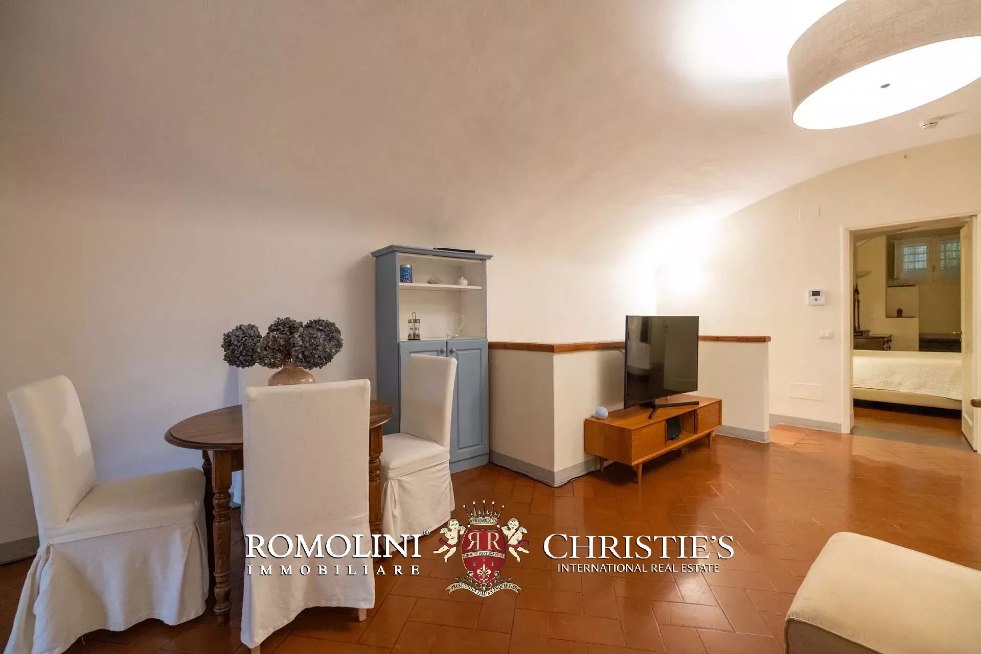 PRACHTVOLLER RESTAURIERTER PALAZZO MIT BLICK AUF DAS HISTORISCHE ZENTRUM VON FLORENZ ZU VERKAUFEN