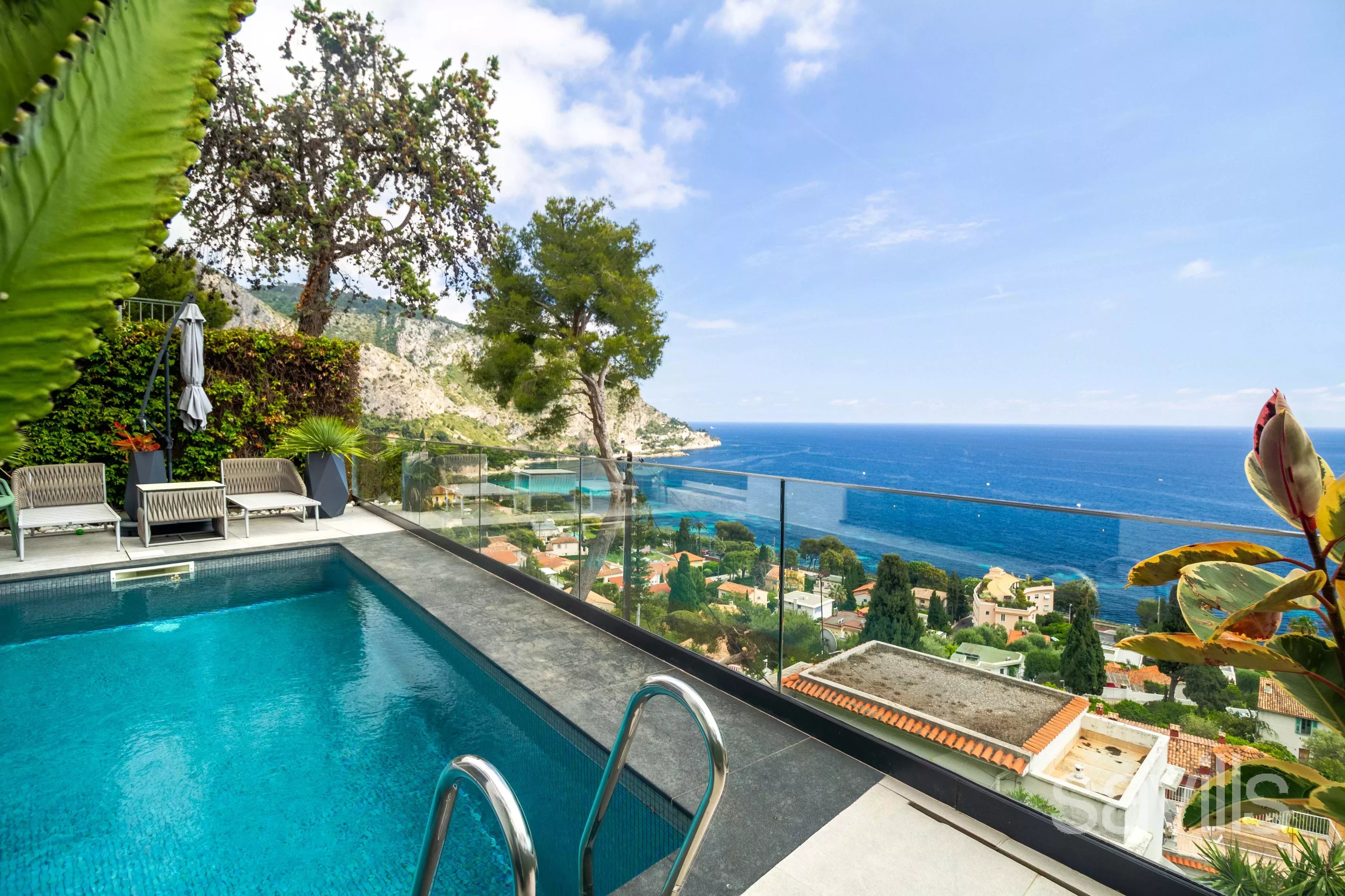 Villa modern suspendue entre ciel et Méditerranée