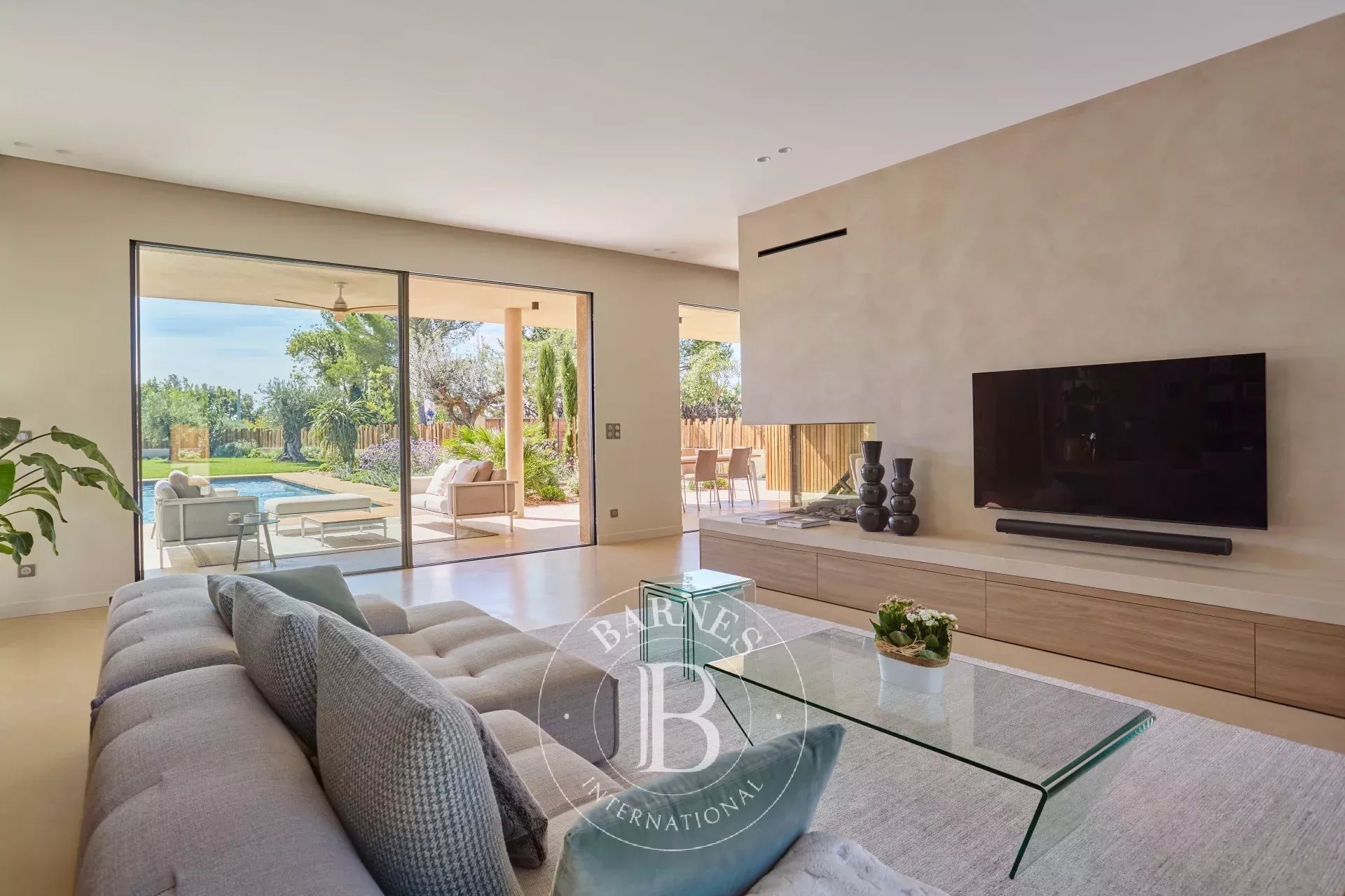AIX-EN-PROVENCE — SINGLE-STORY HOUSE — 5 EN-SUITE BEDROOMS — HEATED POOL — WALKING DISTANCE TO AMENITIES - picture 9