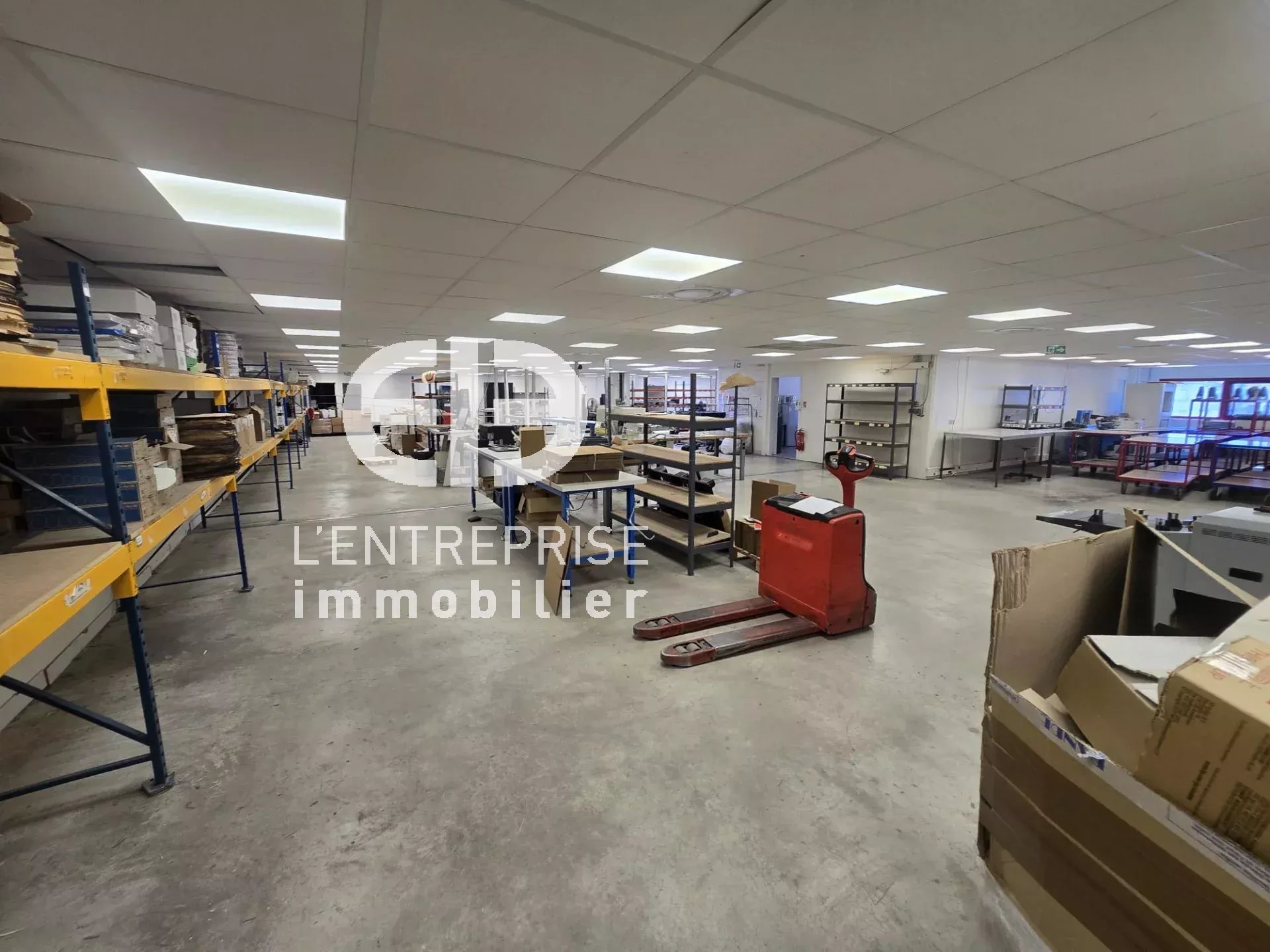 A LOUER 1700m² ENTREPÔT / BUREAUX St LAURENT DU VAR