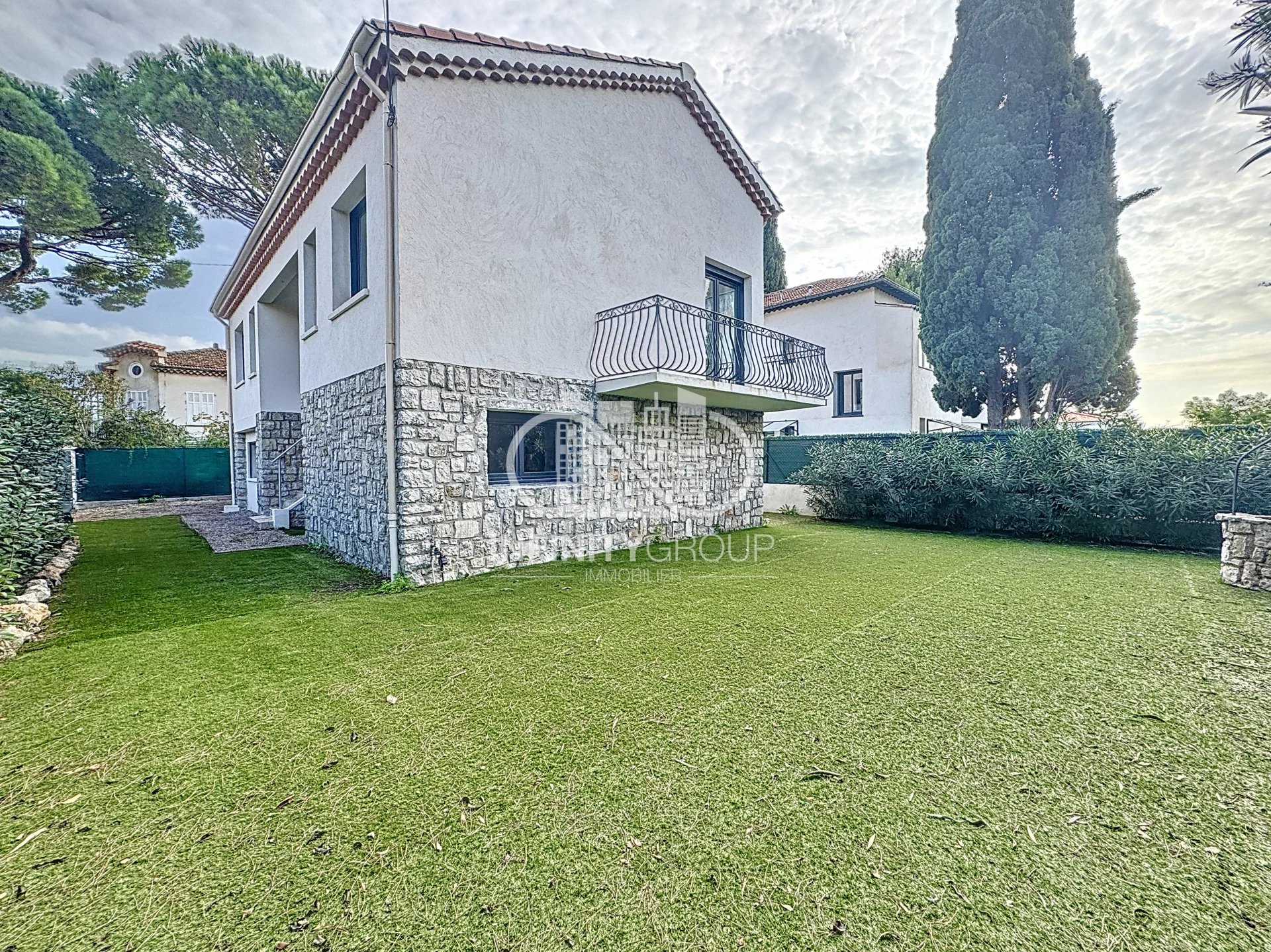 Villa divisée en 3 appartements rénovés au Petit Juas, Cannes