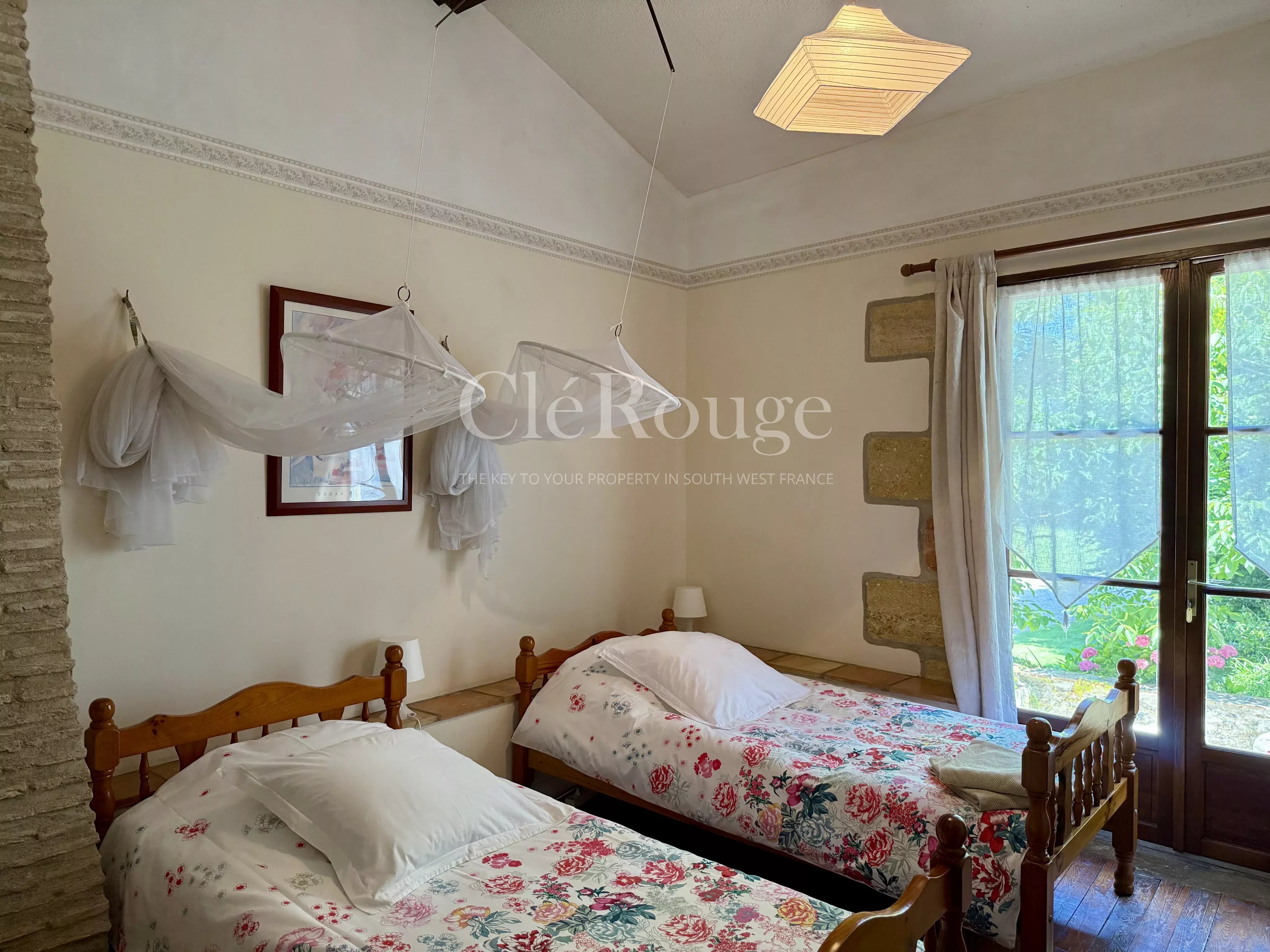 Beautiful property consisting of three houses, barns and swimming pool, just 50 minutes from Bordeaux
