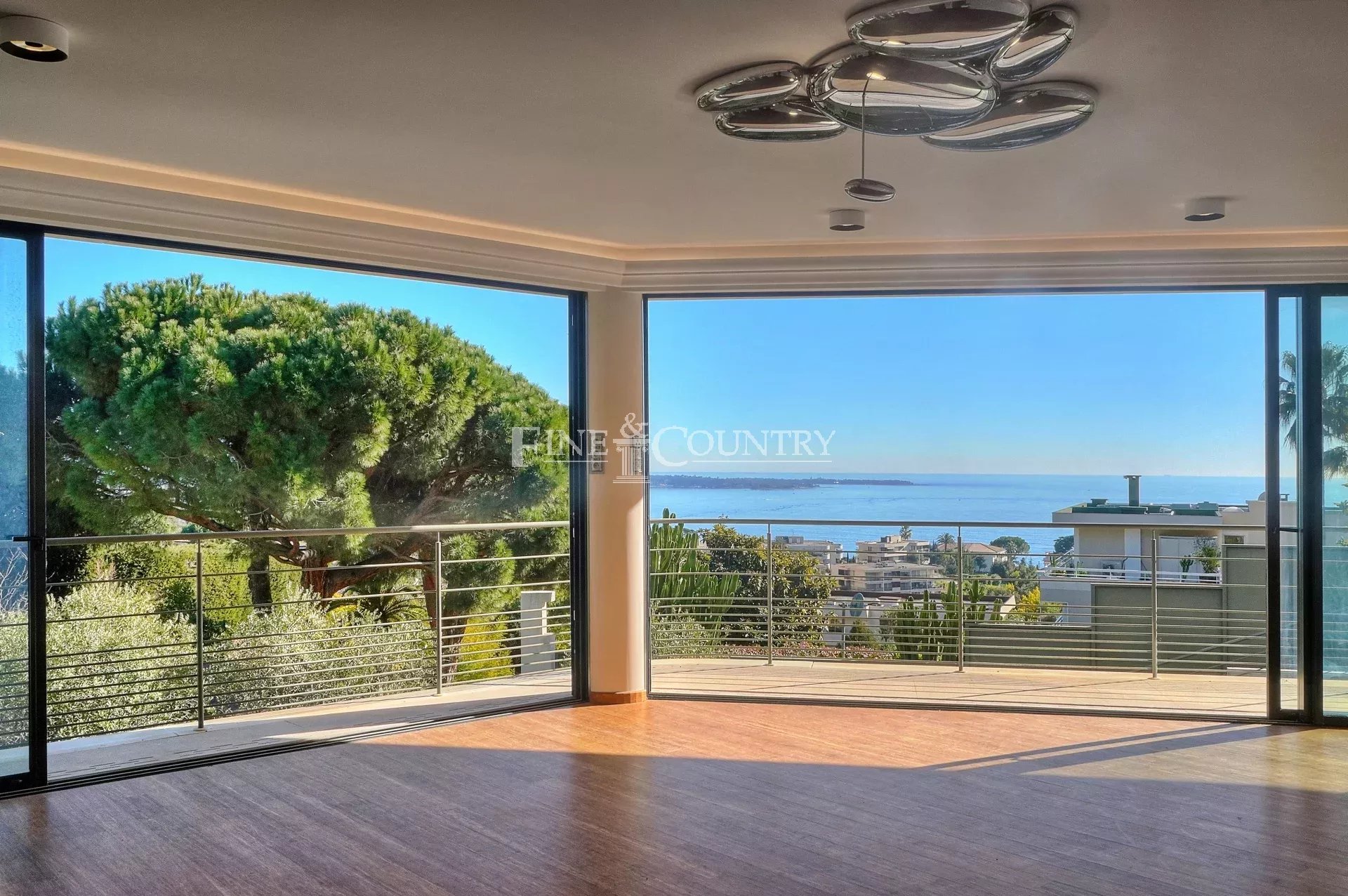 Photo of Villa for sale in Cannes with sea view