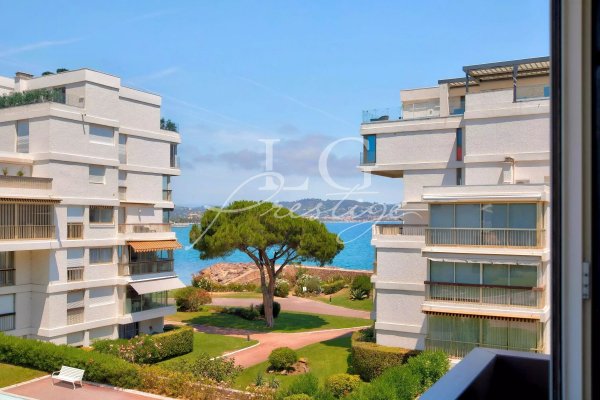 Elegant 2-Bedroom Luxury Apartment for Sale in Mandelieu, France — photo 3