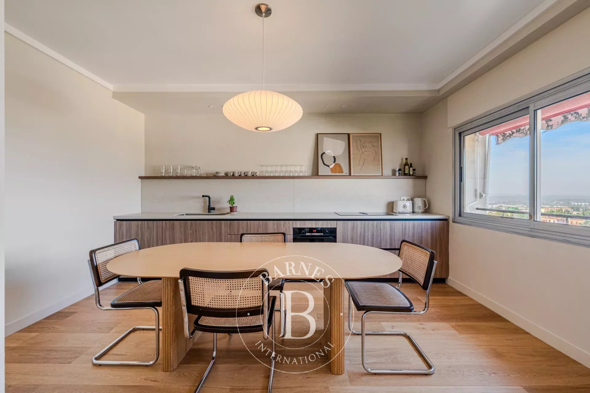 AIX-EN-PROVENCE CITY CENTER – 92 SQM APARTMENT – FULLY RENOVATED – 2 SUITES – TERRACE – ELEVATOR – CELLAR – GARAGE – SAINTE-VICTOIRE VIEW