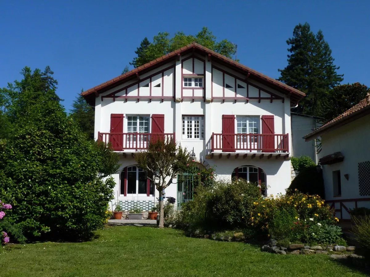 Belle maison de ville avec maison d'amis et jardin