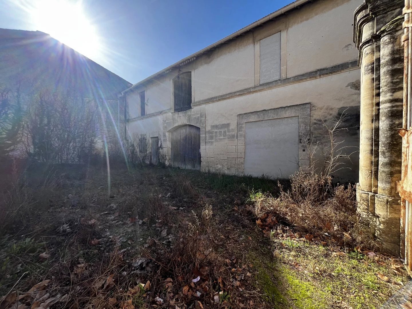 Batisse viticole en pierres de 308 m² avec jardin