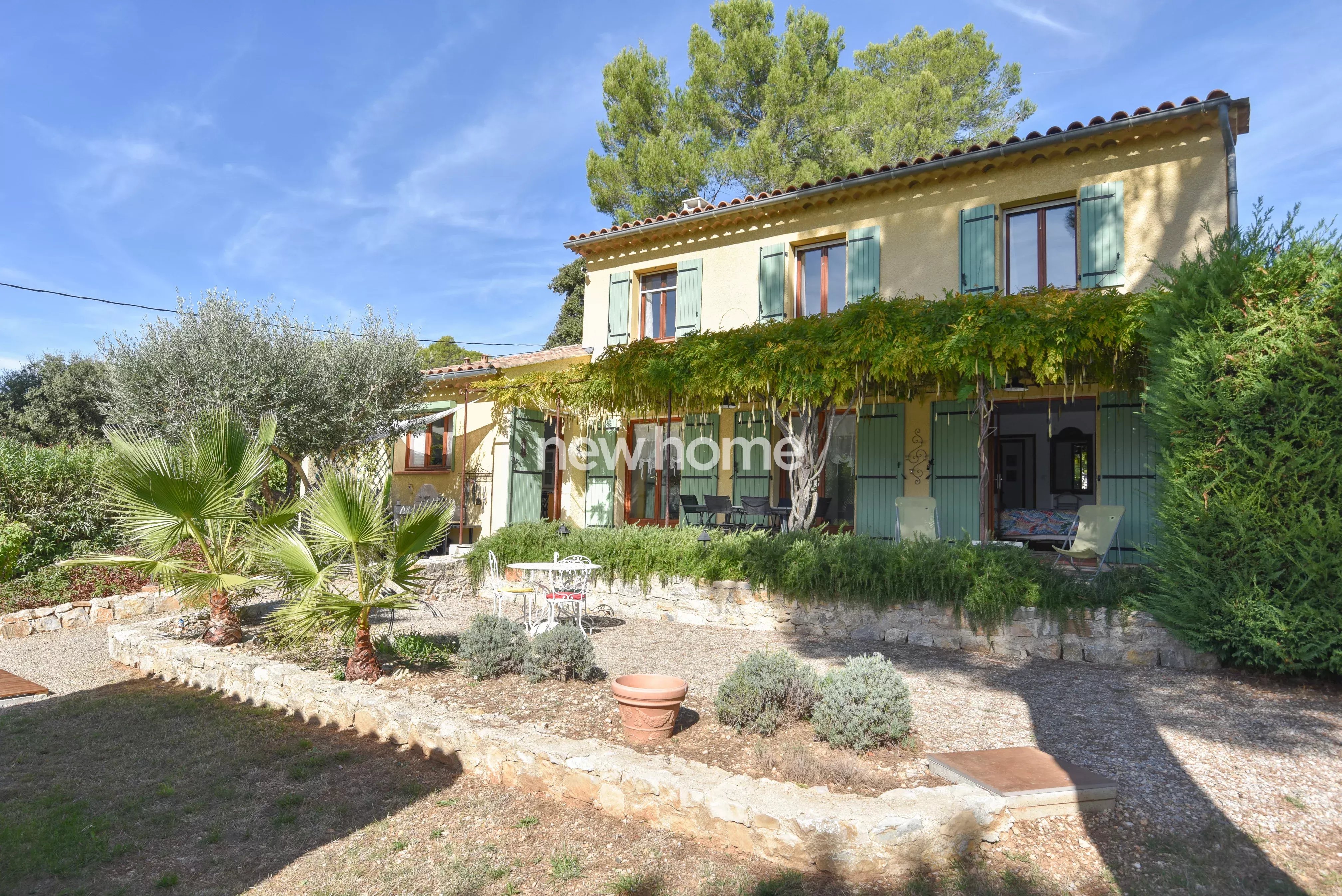 Maison tout confort avec grand jardin, garage, piscine et proximité du village
