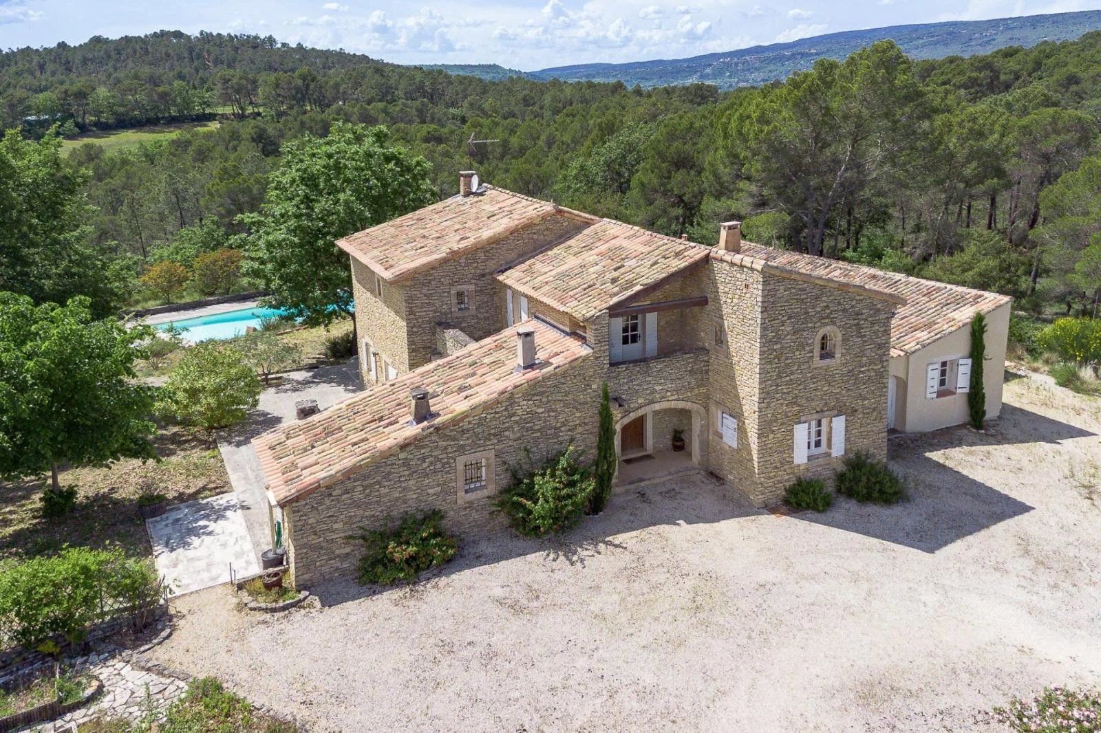 Roussillon - Propriété en pierres