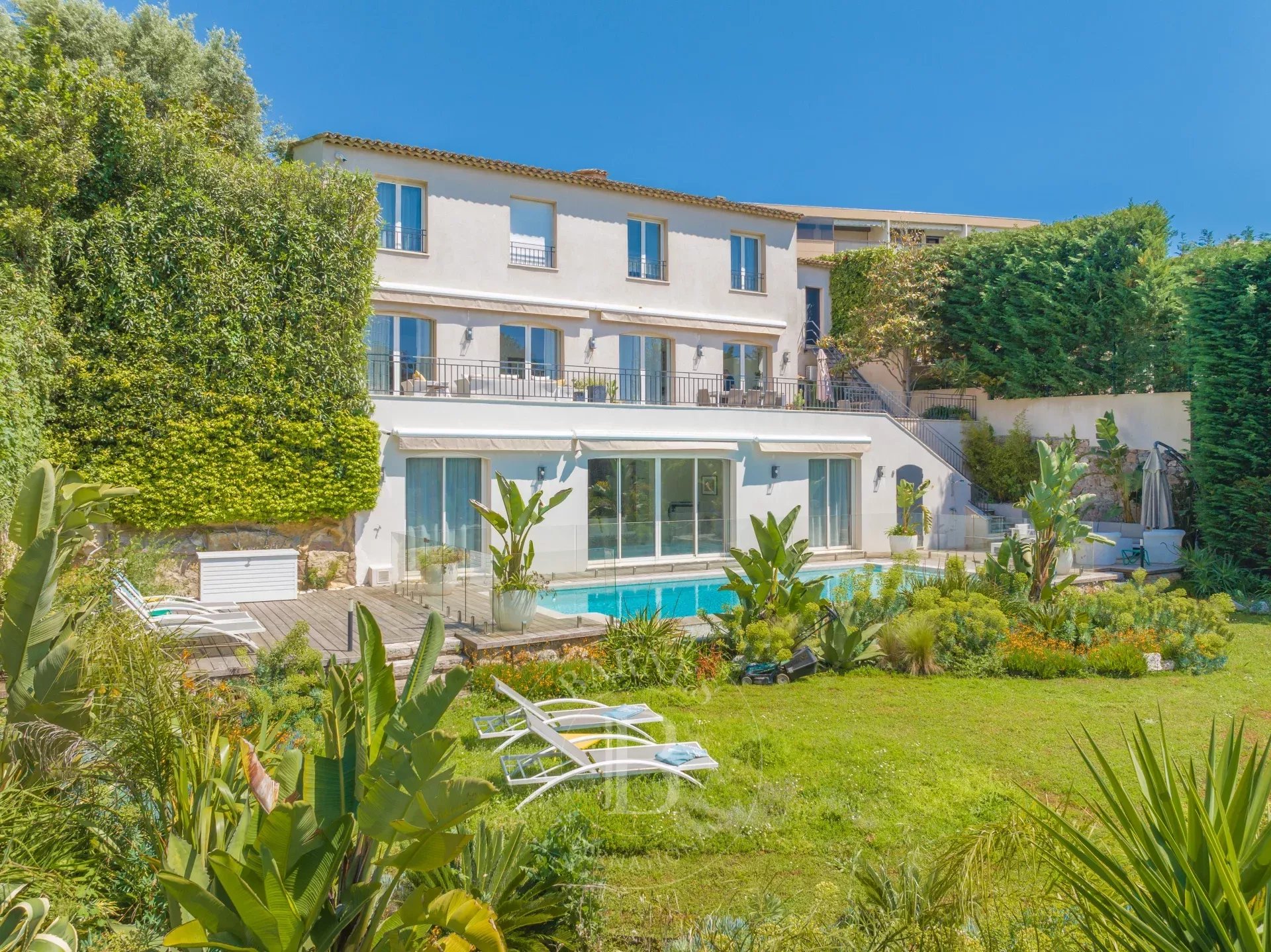 SOLE AGENT CANNES - NEO PROVENCAL VILLA - GLIMPSE OF THE SEA